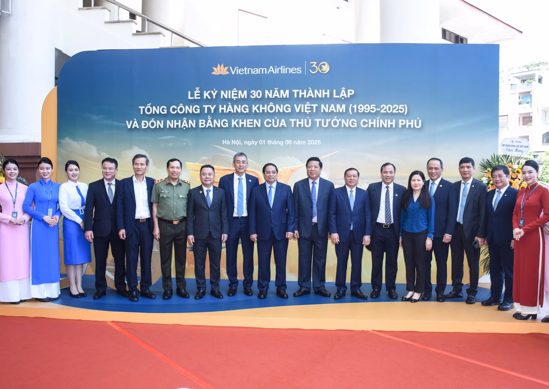 El primer ministro Pham Minh Chinh con funcionarios de la Corporación de Aviación de Vietnam.