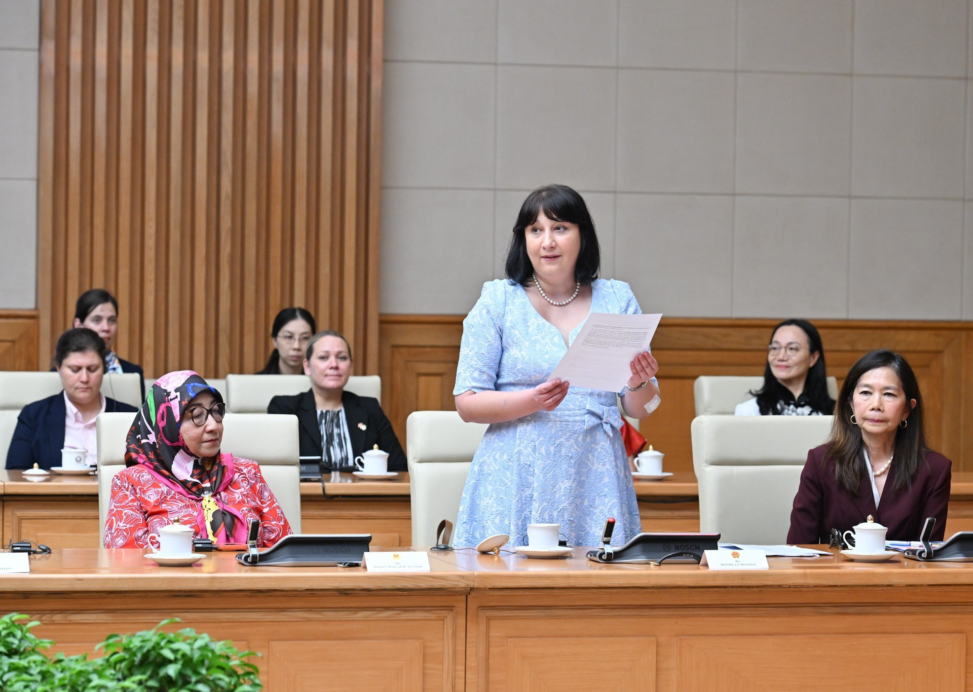 Cristina Romila, embajadora de Rumanía en Vietnam, habla en el acto. Cristina Romila, embajadora de Rumanía en Vietnam, habla en el acto.
