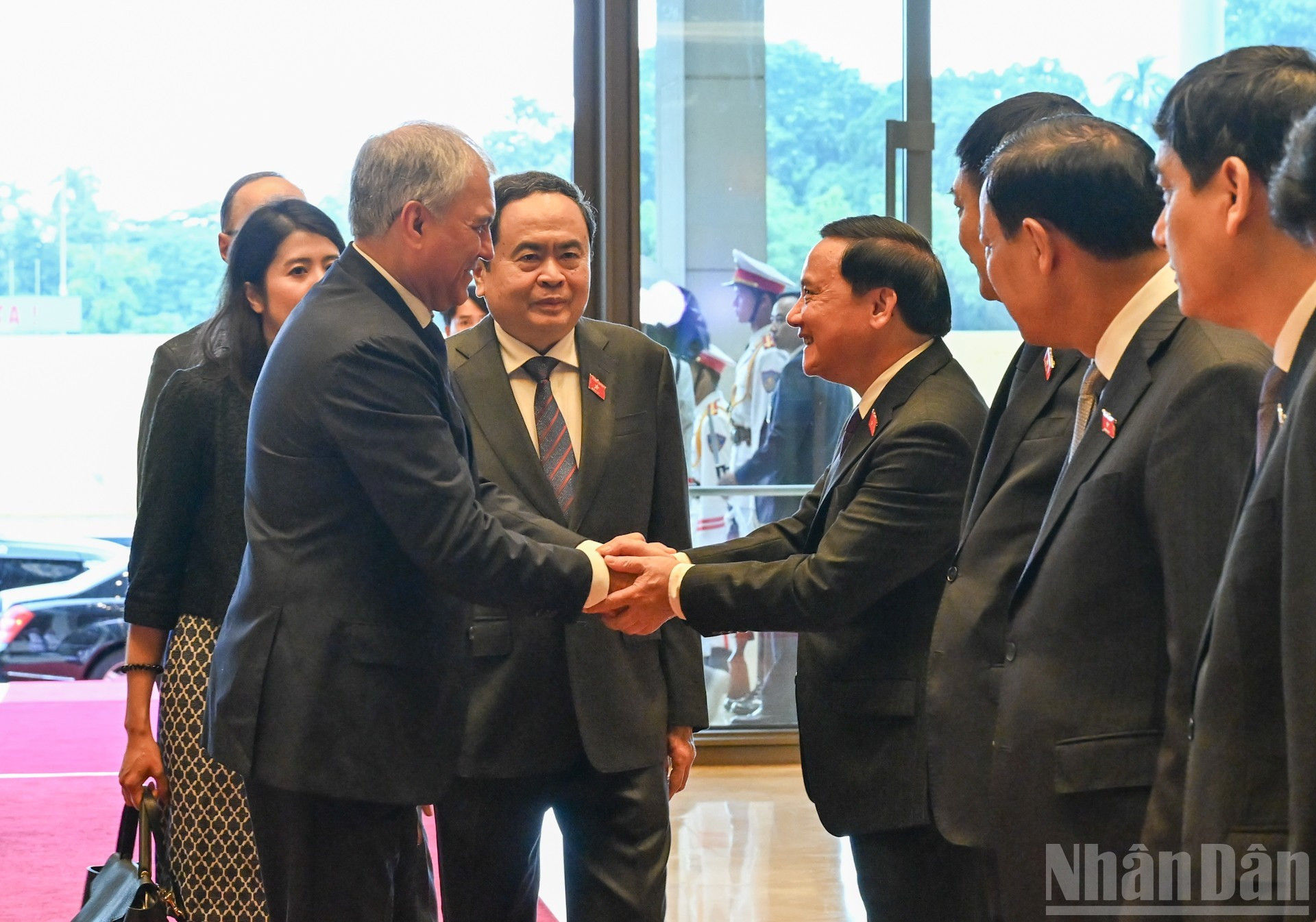 Tran Thanh Man presenta a los delegados vietnamitas participantes en la ceremonia. Tran Thanh Man presenta a los delegados vietnamitas participantes en la ceremonia.