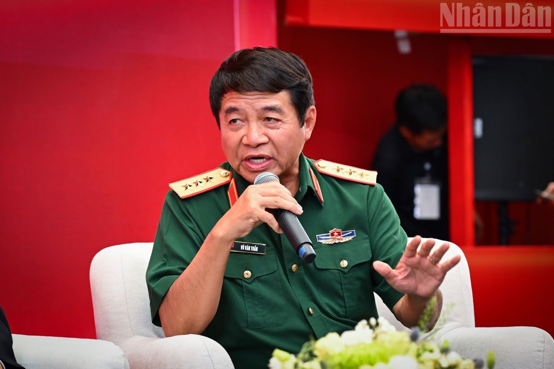 El coronel general Vo Van Tuan, exsubcomandante y jefe de Estado Mayor de la Fuerza Aérea y de Defensa Antiaérea, y exsubjefe del Estado Mayor General del Ejército Popular de Vietnam, responde a las preguntas de los jóvenes. El coronel general Vo Van Tuan, exsubcomandante y jefe de Estado Mayor de la Fuerza Aérea y de Defensa Antiaérea, y exsubjefe del Estado Mayor General del Ejército Popular de Vietnam, responde a las preguntas de los jóvenes.
