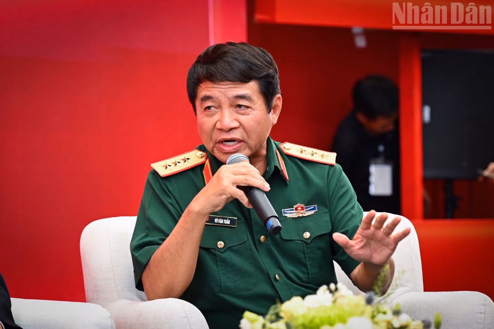 El coronel general Vo Van Tuan, exsubcomandante y jefe de Estado Mayor de la Fuerza Aérea y de Defensa Antiaérea, y exsubjefe del Estado Mayor General del Ejército Popular de Vietnam, responde a las preguntas de los jóvenes.