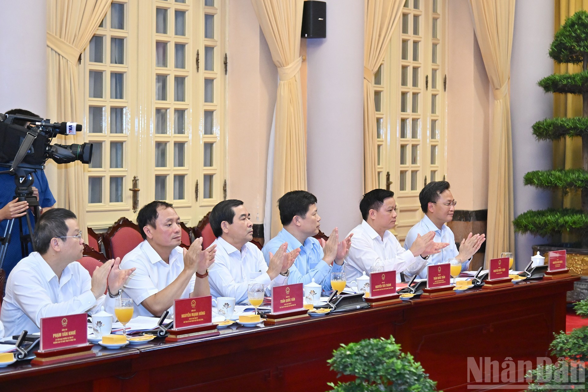 Nguyen Huu Nghia, secretario del Comité partidista de Hung Yen; Nguyen Khac Than, secretario del Comité partidista de Thai Binh; y otros dirigentes de ambas provincias asisten al encuentro. Nguyen Huu Nghia, secretario del Comité partidista de Hung Yen; Nguyen Khac Than, secretario del Comité partidista de Thai Binh; y otros dirigentes de ambas provincias asisten al encuentro.
