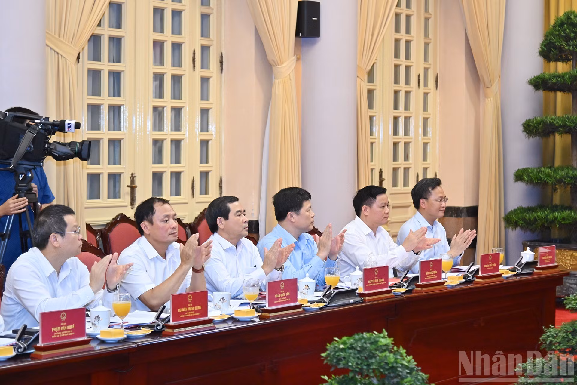 Nguyen Huu Nghia, secretario del Comité partidista de Hung Yen; Nguyen Khac Than, secretario del Comité partidista de Thai Binh; y otros dirigentes de ambas provincias asisten al encuentro.
