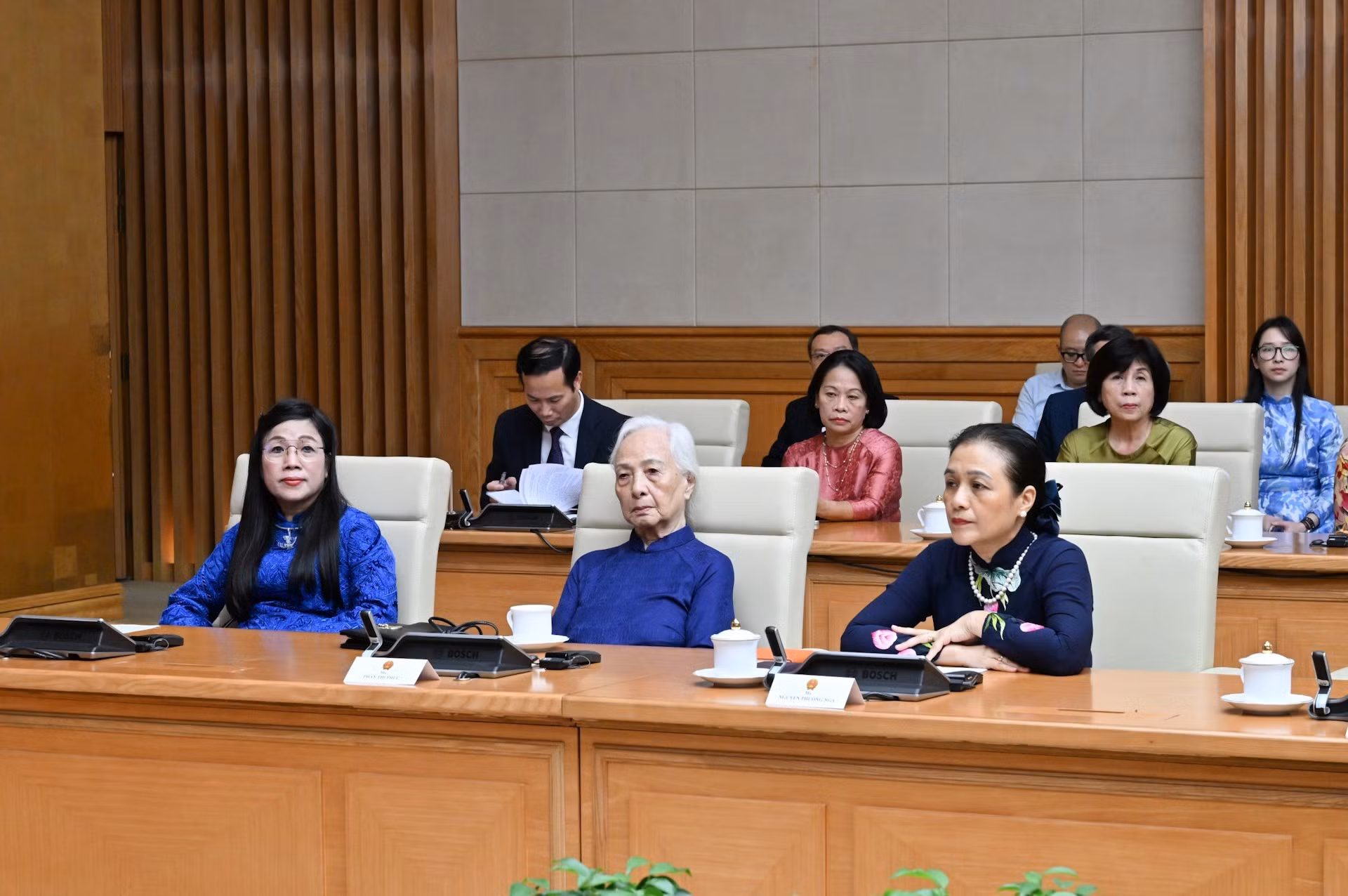 La esposa del primer ministro Pham Minh Chinh y diplomáticas vietnamitas en el encuentro.
