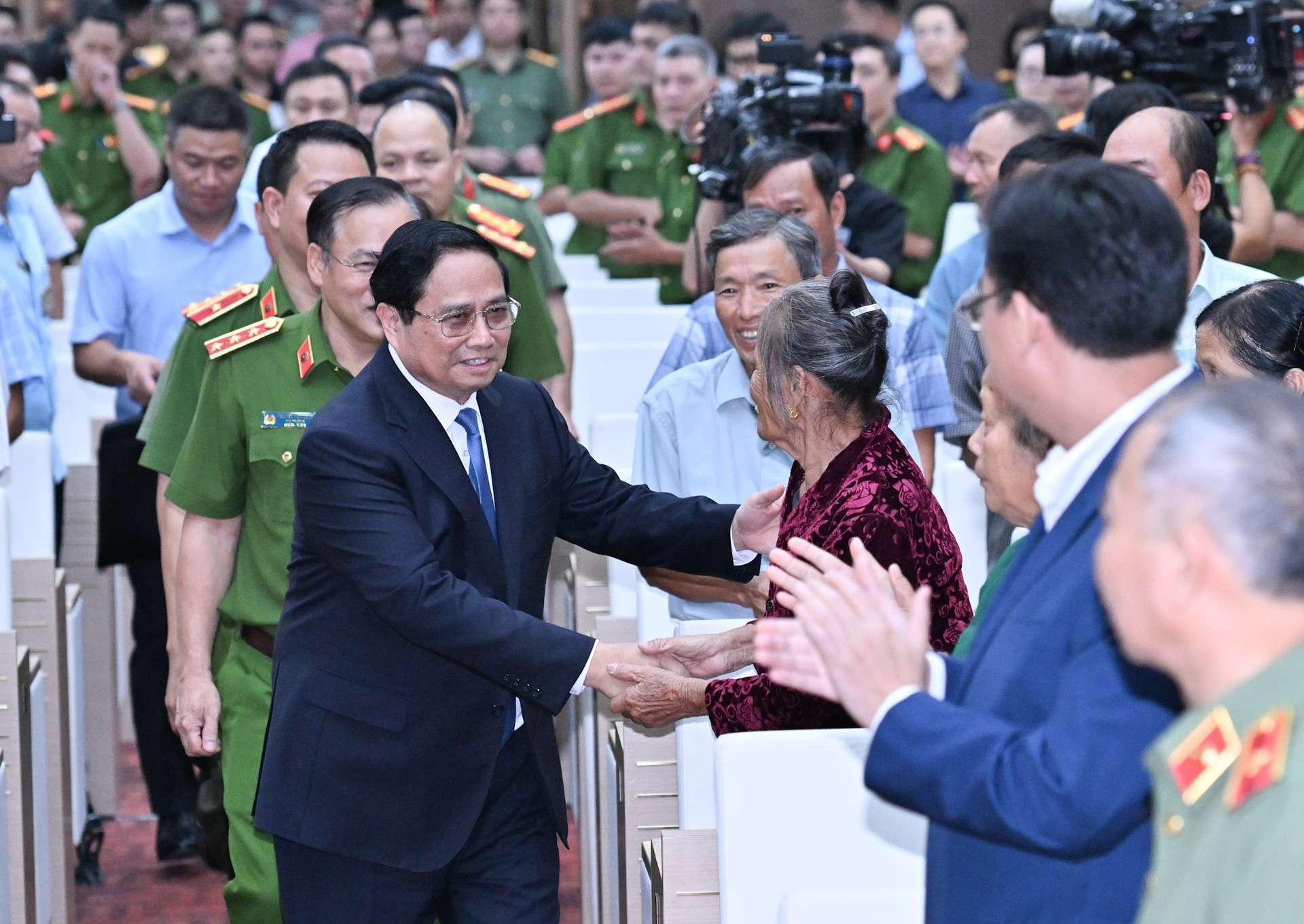 Pham Minh Chinh y los familiares de los mártires Pham Minh Chinh y los familiares de los mártires