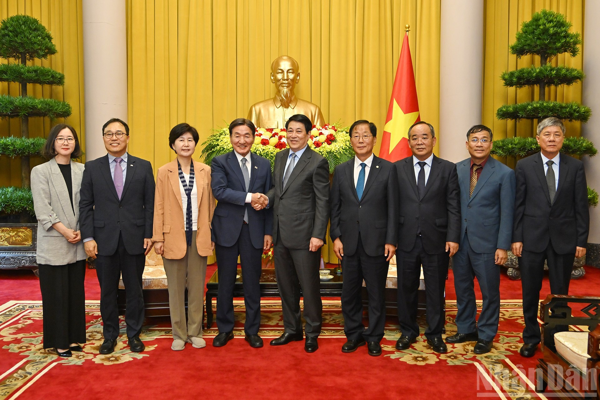 El presidente Luong Cuong, Park Chang Dal y los delegados en el acto.