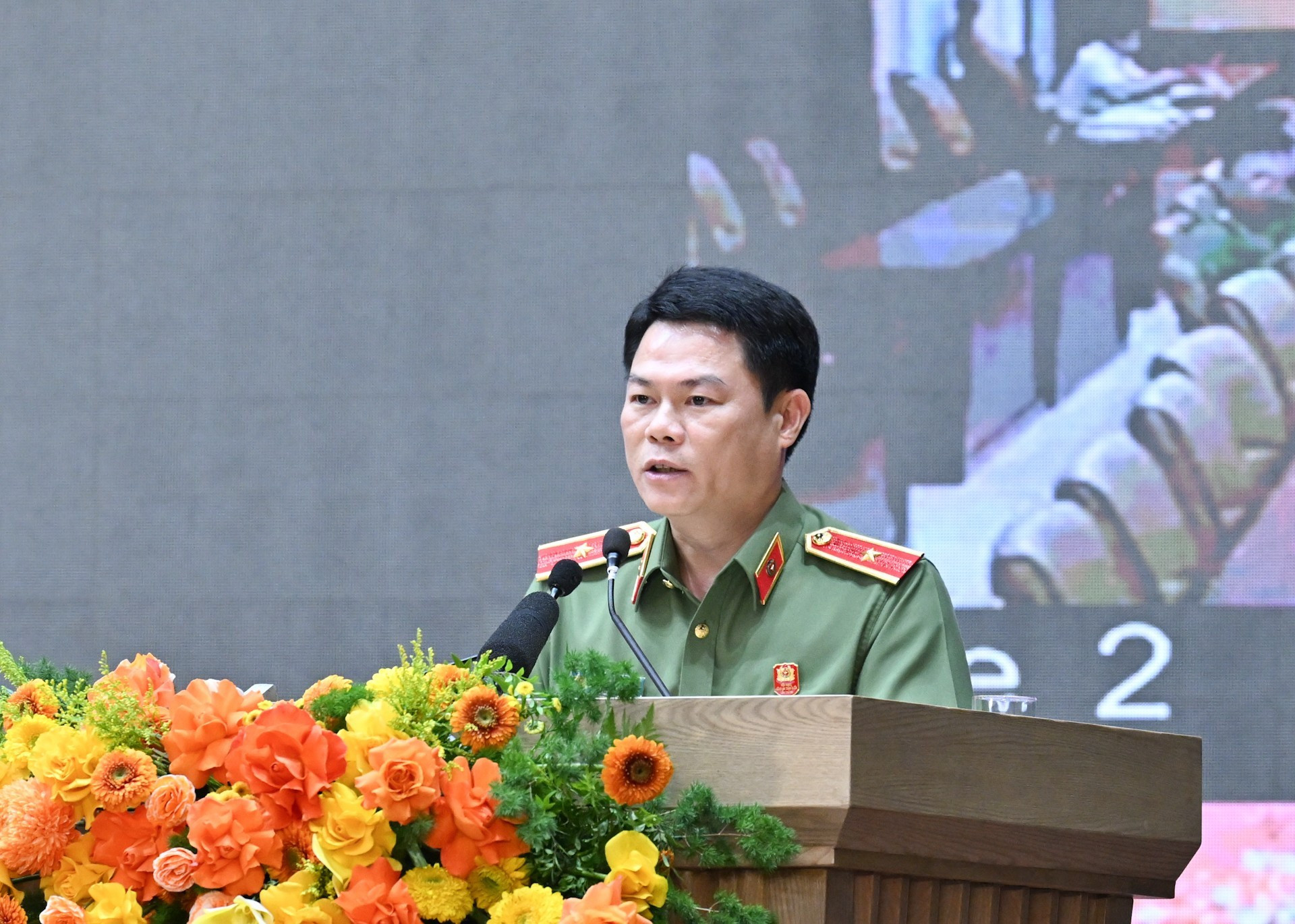 Nguyen Huu Manh, director de la Policía de la provincia de Ninh Binh, presenta un informe. Nguyen Huu Manh, director de la Policía de la provincia de Ninh Binh, presenta un informe.