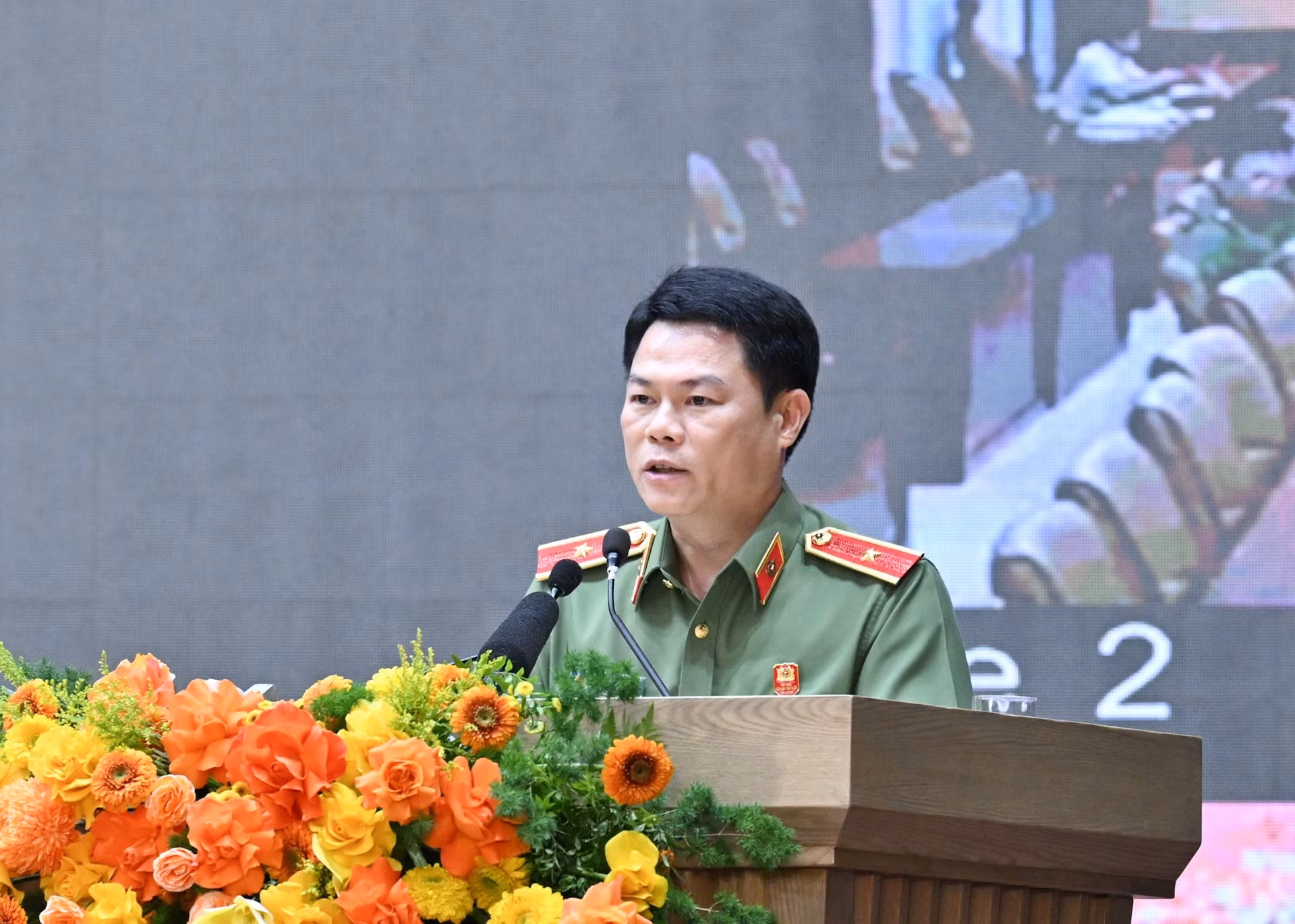 Nguyen Huu Manh, director de la Policía de la provincia de Ninh Binh, presenta un informe.