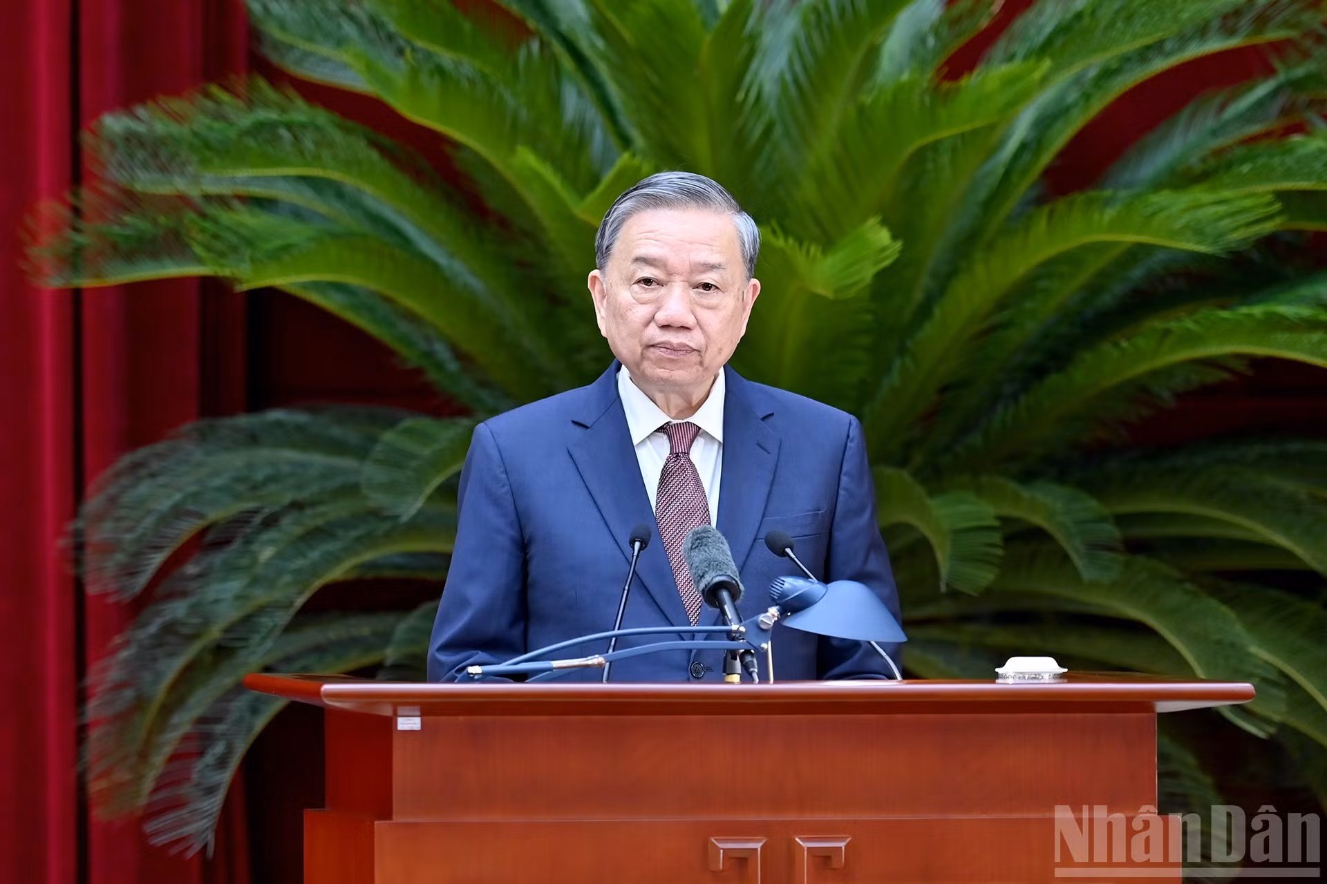 El secretario general del PCV, To Lam, pronuncia el discurso de clausura de la reunión.