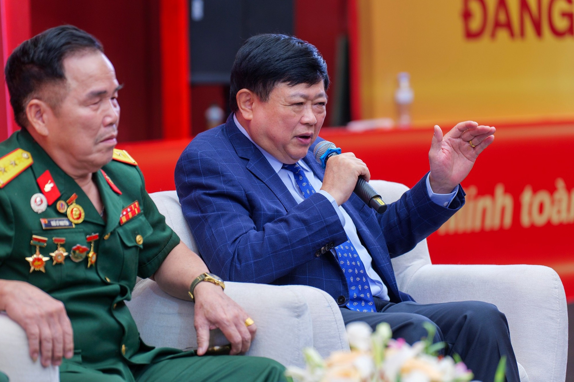 El profesor asociado y doctor Nguyen The Ky, exmiembro del Comité Central del Partido y actual vicepresidente del Consejo Teórico Central, comparte reflexiones sobre las “armas espirituales” en las dos guerras de resistencia. El profesor asociado y doctor Nguyen The Ky, exmiembro del Comité Central del Partido y actual vicepresidente del Consejo Teórico Central, comparte reflexiones sobre las “armas espirituales” en las dos guerras de resistencia.