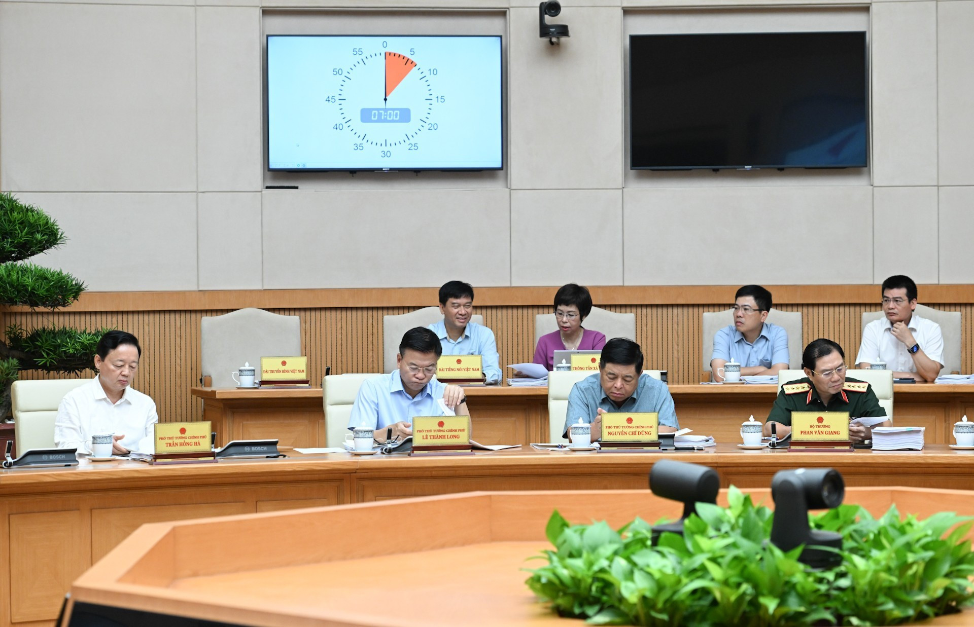 Los viceprimeros ministros, miembros del Gobierno y dirigentes de órganos dependientes del Ejecutivo asisten a la reunión.