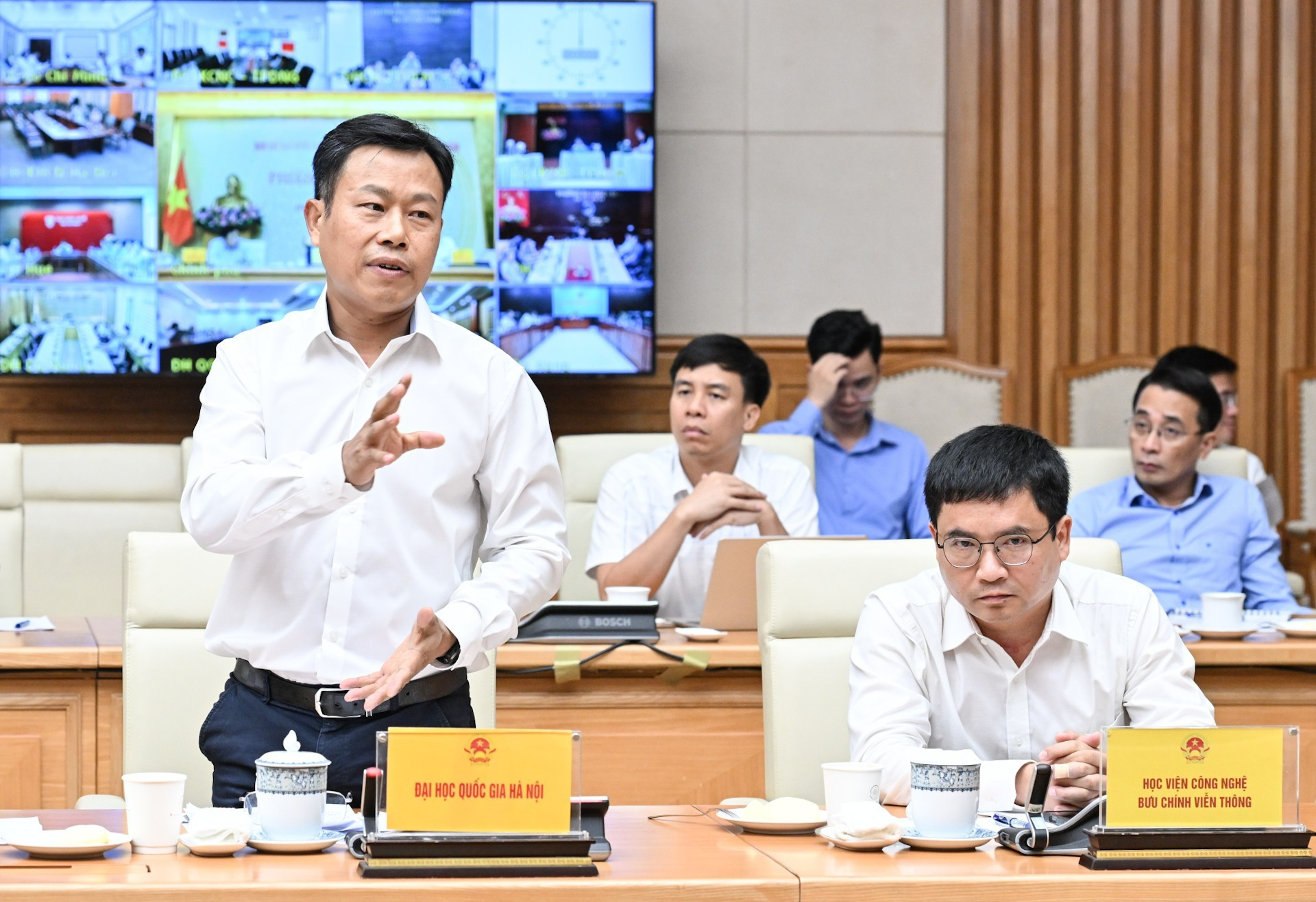 El director de la Universidad Nacional de Hanói, Le Quan, interviene en la reunión. (Foto: VNA)