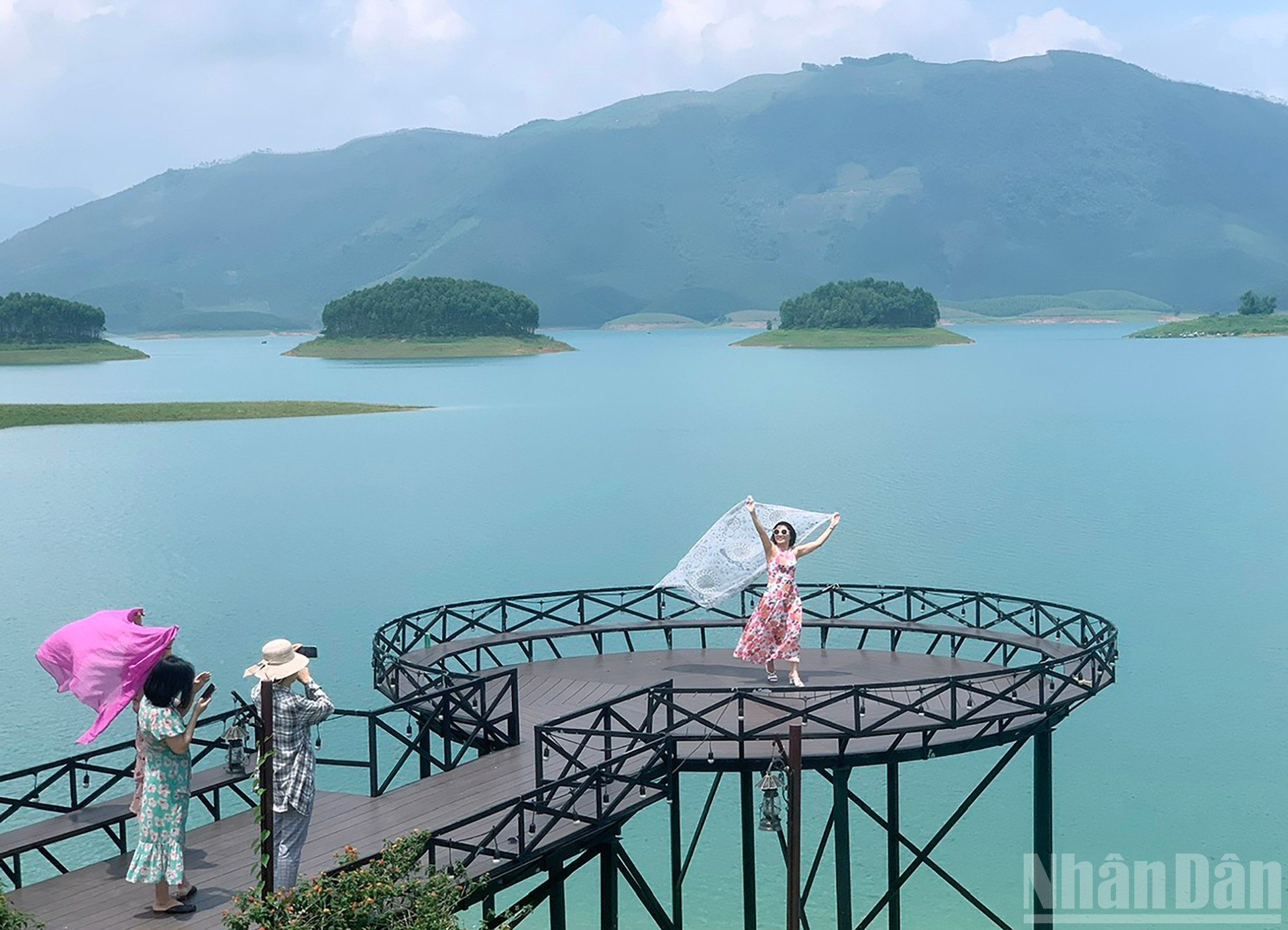 El complejo Thac Ba Paradise ofrece múltiples rincones para tomar fotografías y degustar platos elaborados con pescado del lago, cabra, pollo y cerdo.