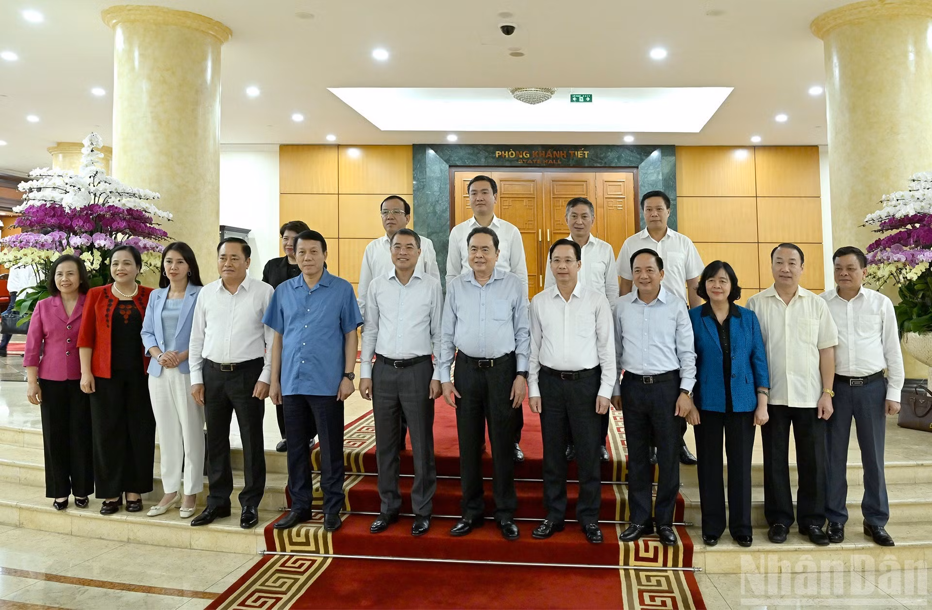 Tran Thanh Man, junto con miembros del Buró Político y del Secretariado del PCV, y la Junta Ejecutiva del Comité partidista de Lang Son.