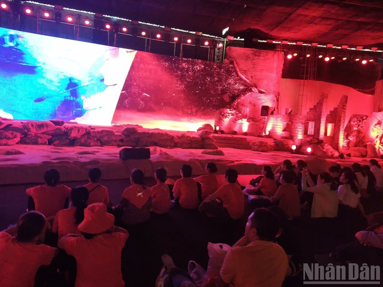 Las representaciones artísticas reviven momentos históricos como la política de “Hacer concesiones para avanzar”. El Partido adoptó una postura de conciliación temporal con Francia para neutralizar primero a las tropas del Kuomintang y preparar las fuerzas. Aunque no se consiguió el éxito esperado en la Conferencia de Fontainebleau, el Acuerdo Preliminar del 6 de marzo de 1946 y la Tregua temporal entre Vietnam y Francia del 14 de septiembre del mismo año demostraron la voluntad de paz y permitieron ganar un tiempo valioso.