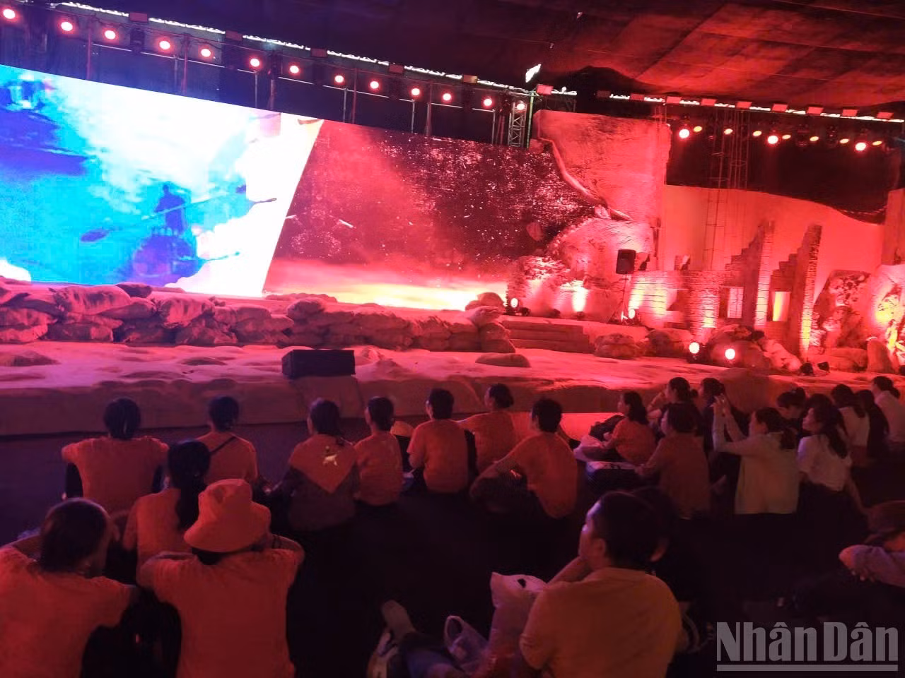 Las representaciones artísticas reviven momentos históricos como la política de “Hacer concesiones para avanzar”. El Partido adoptó una postura de conciliación temporal con Francia para neutralizar primero a las tropas del Kuomintang y preparar las fuerzas. Aunque no se consiguió el éxito esperado en la Conferencia de Fontainebleau, el Acuerdo Preliminar del 6 de marzo de 1946 y la Tregua temporal entre Vietnam y Francia del 14 de septiembre del mismo año demostraron la voluntad de paz y permitieron ganar un tiempo valioso.