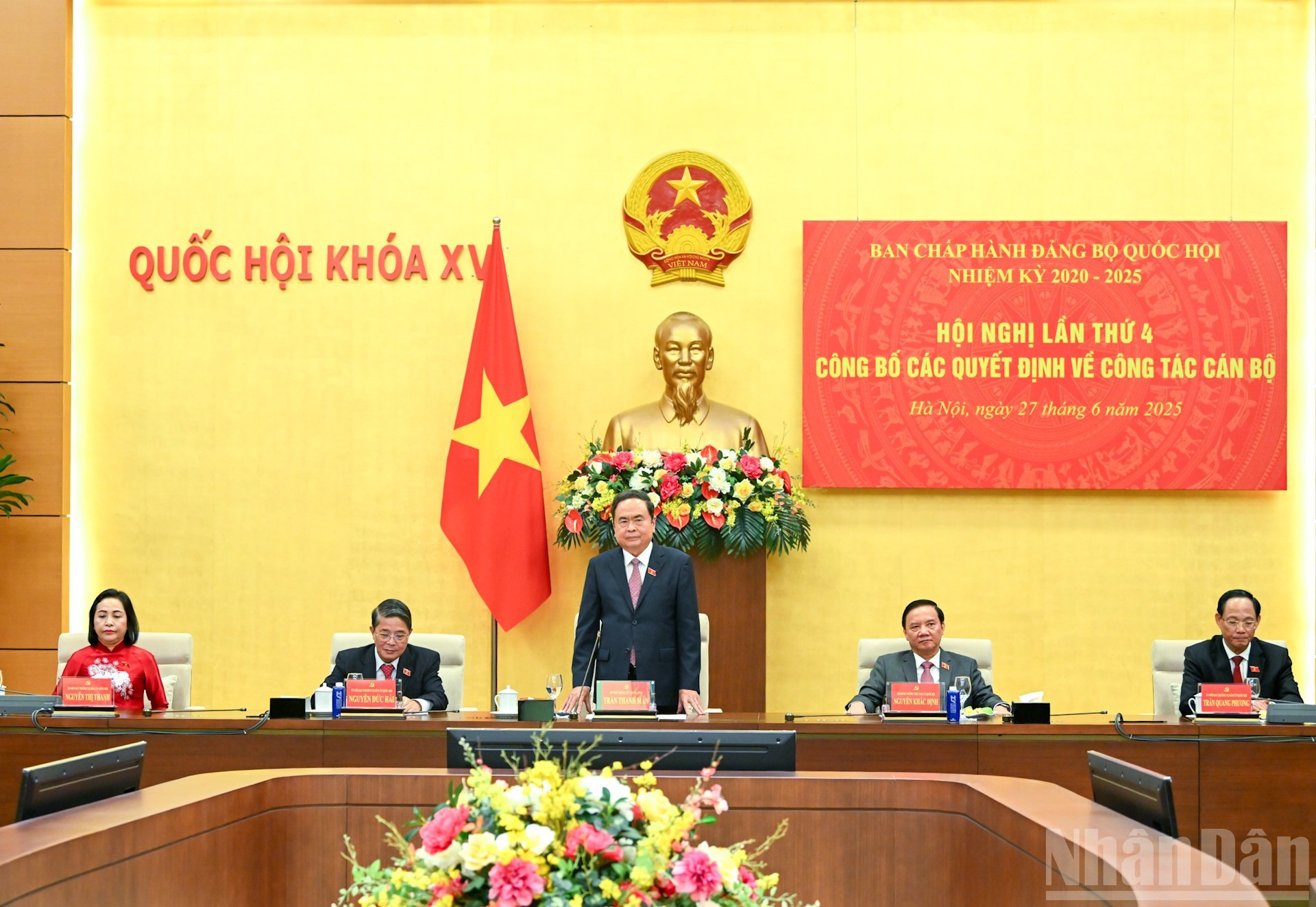 Tran Thanh Man, junto con los vicepresidentes del Parlamento y vice secretarios del Comité partidista del órgano legislativo, preside la reunión. Tran Thanh Man, junto con los vicepresidentes del Parlamento y vice secretarios del Comité partidista del órgano legislativo, preside la reunión.