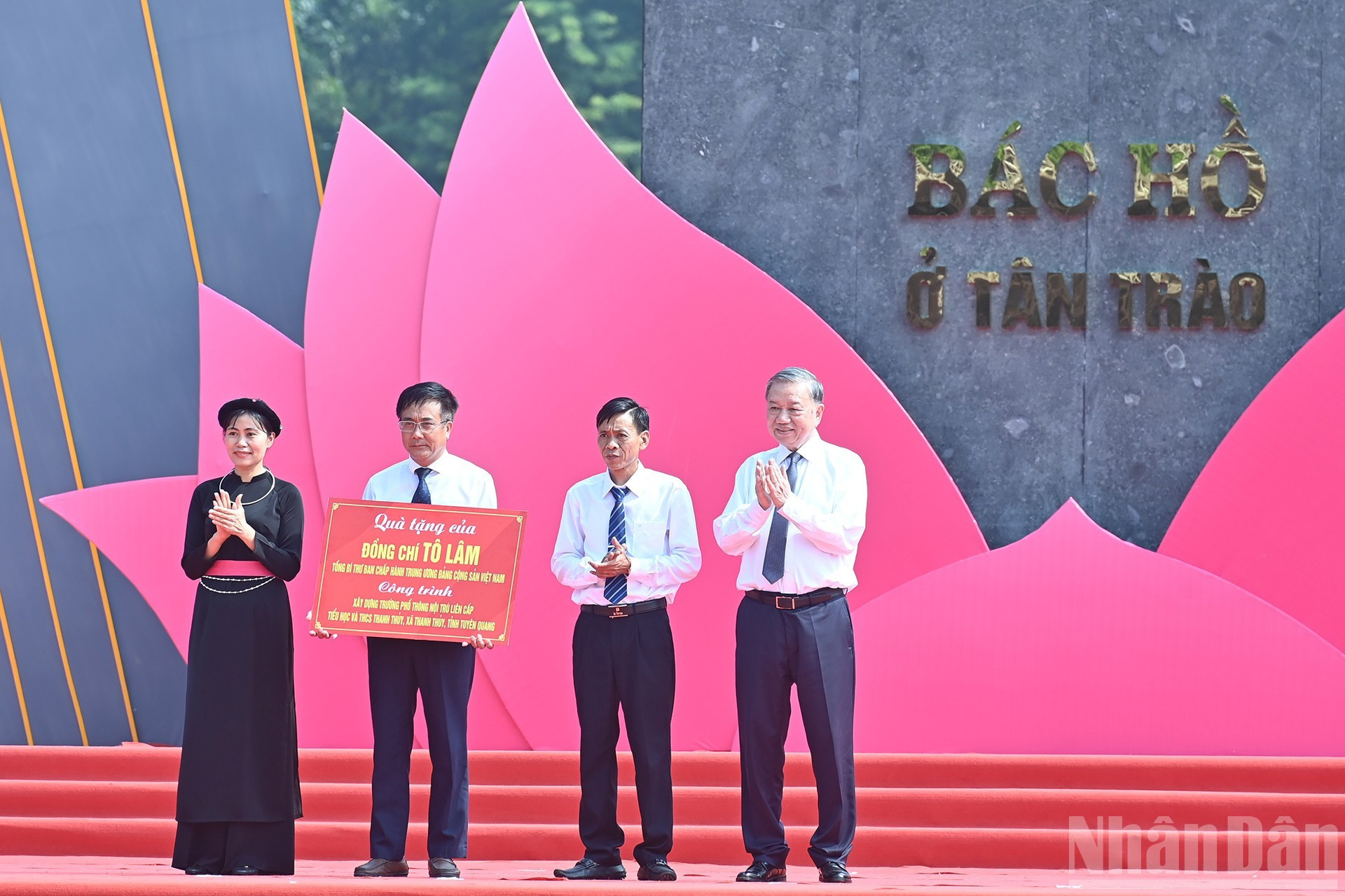 To Lam entrega fondos para la construcción de la Escuela Internado de Educación General de la comuna de Thanh Thuy, de la provincia de Tuyen Quang. To Lam entrega fondos para la construcción de la Escuela Internado de Educación General de la comuna de Thanh Thuy, de la provincia de Tuyen Quang.