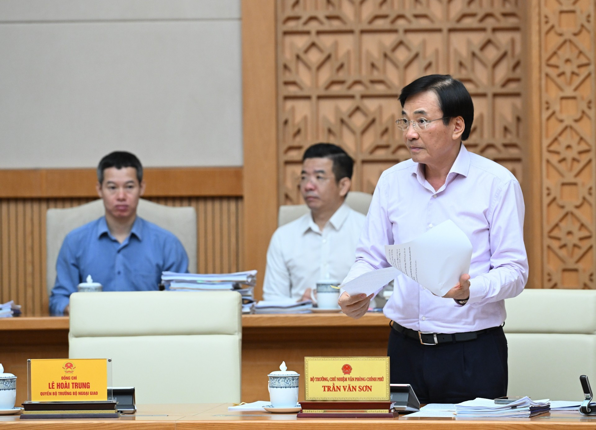 El ministro y jefe de la Oficina del Gobierno, Tran Van Son, hace uso de la palabra en la sesión.