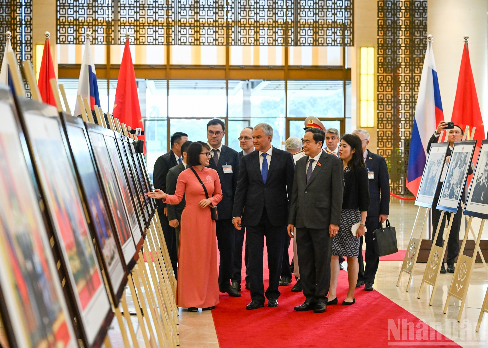 Tran Thanh Man y Vyacheslav Volodin visitan una exposición fotográfica sobre las relaciones entre Vietnam y Rusia. Tran Thanh Man y Vyacheslav Volodin visitan una exposición fotográfica sobre las relaciones entre Vietnam y Rusia.