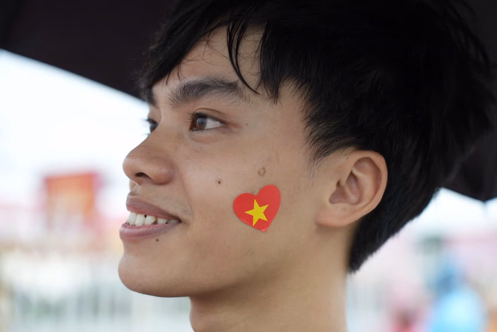 La juventud manifiesta su amor por la Patria con stickers.