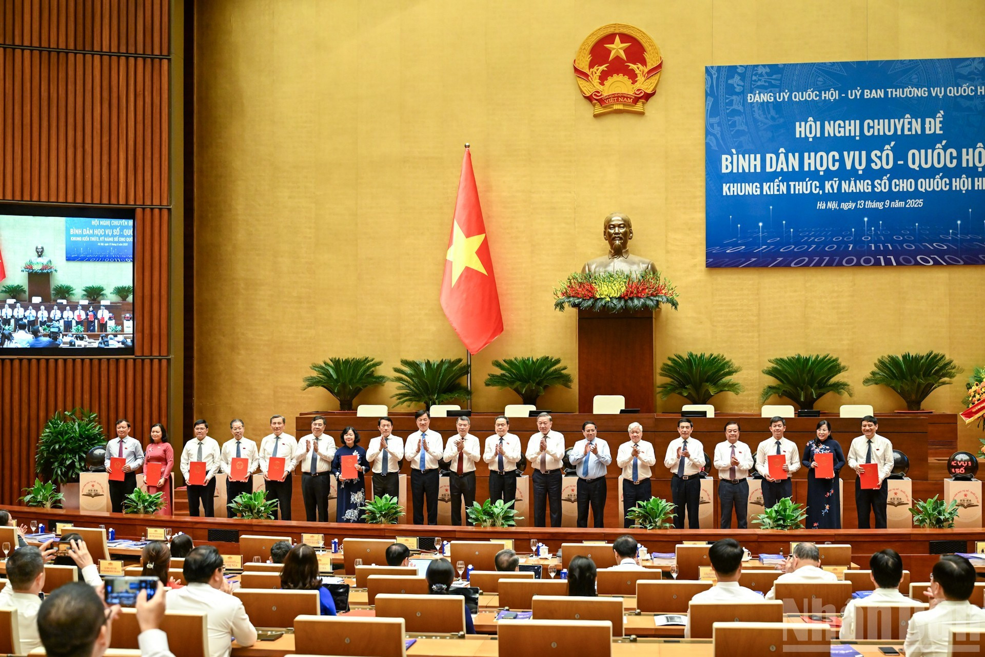 To Lam, Pham Minh Chinh y Tran Thanh Man, junto con otros dirigentes presencian la firma de compromisos para implementar el movimiento “Alfabetización digital - Asamblea Nacional digital”. To Lam, Pham Minh Chinh y Tran Thanh Man, junto con otros dirigentes presencian la firma de compromisos para implementar el movimiento “Alfabetización digital - Asamblea Nacional digital”.