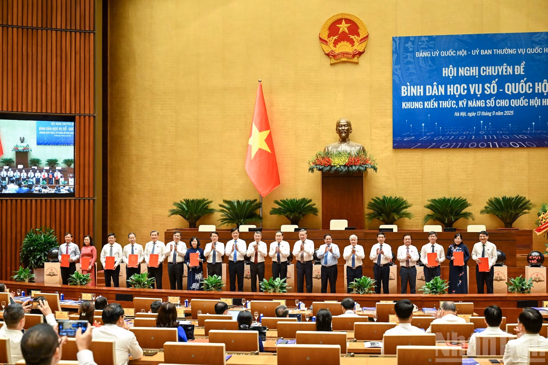 To Lam, Pham Minh Chinh y Tran Thanh Man, junto con otros dirigentes presencian la firma de compromisos para implementar el movimiento “Alfabetización digital - Asamblea Nacional digital”.