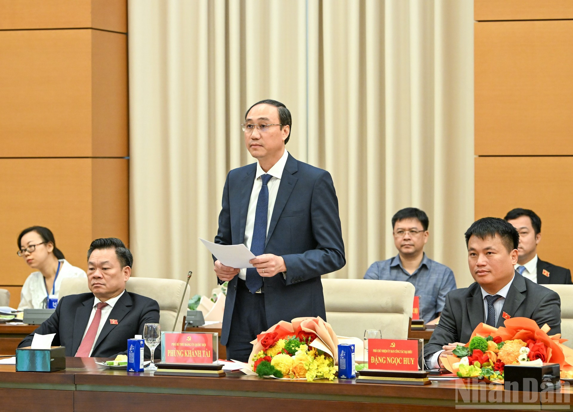 El vice secretario del Comité partidista del Parlamento, Phung Khanh Tai, pronuncia su discurso al asumir el nuevo cargo. El vice secretario del Comité partidista del Parlamento, Phung Khanh Tai, pronuncia su discurso al asumir el nuevo cargo.