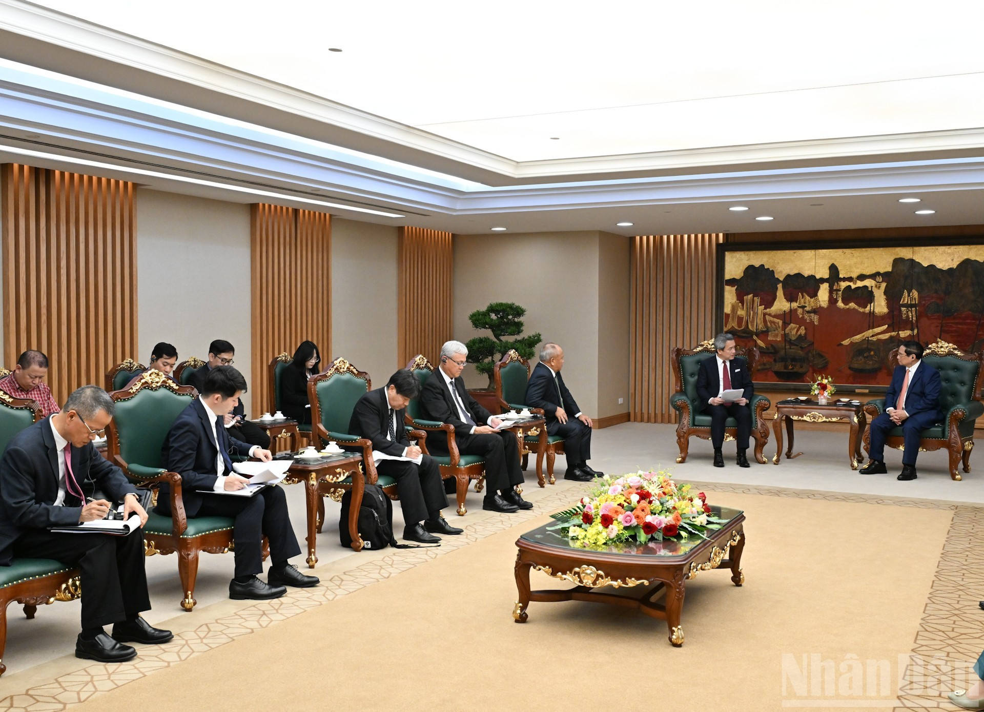 Miembros de la delegación que acompaña a Masayuki Omoto en el encuentro.