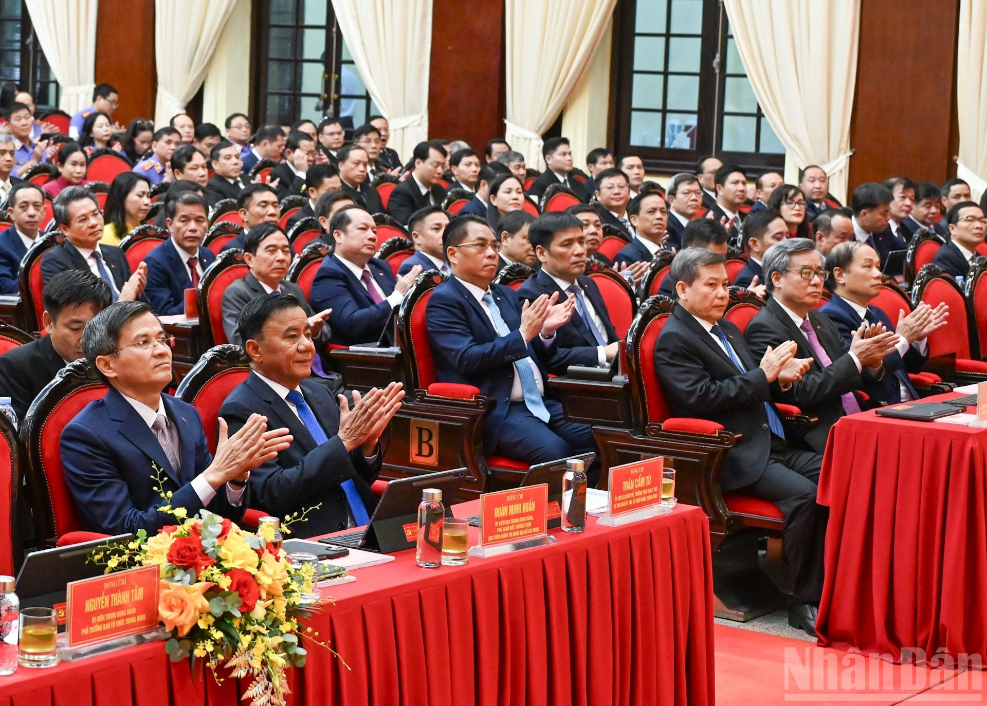 Tran Cam Tu y los delegados en la cita.