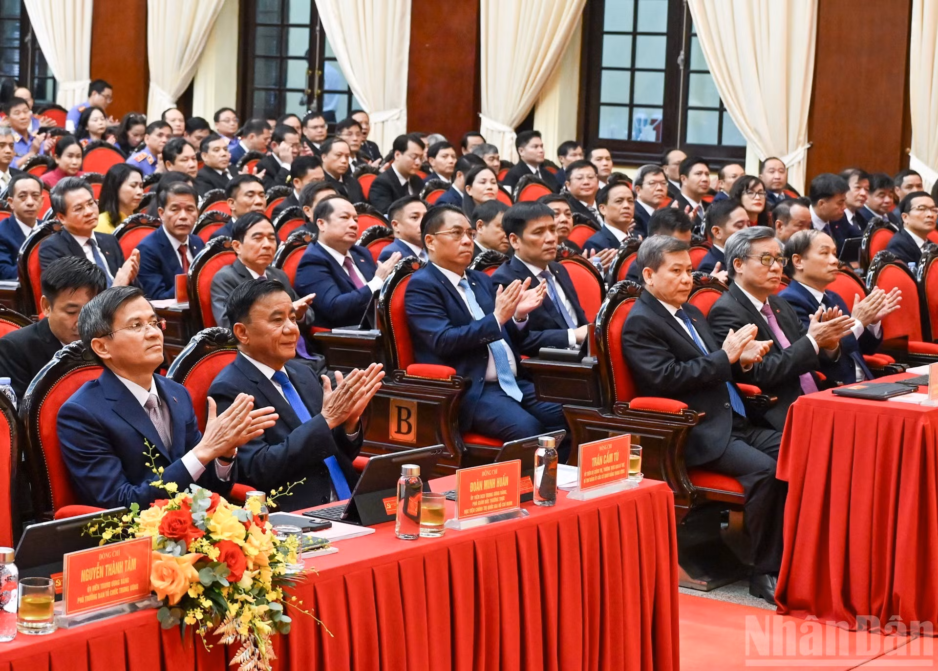 Tran Cam Tu y los delegados en la cita.