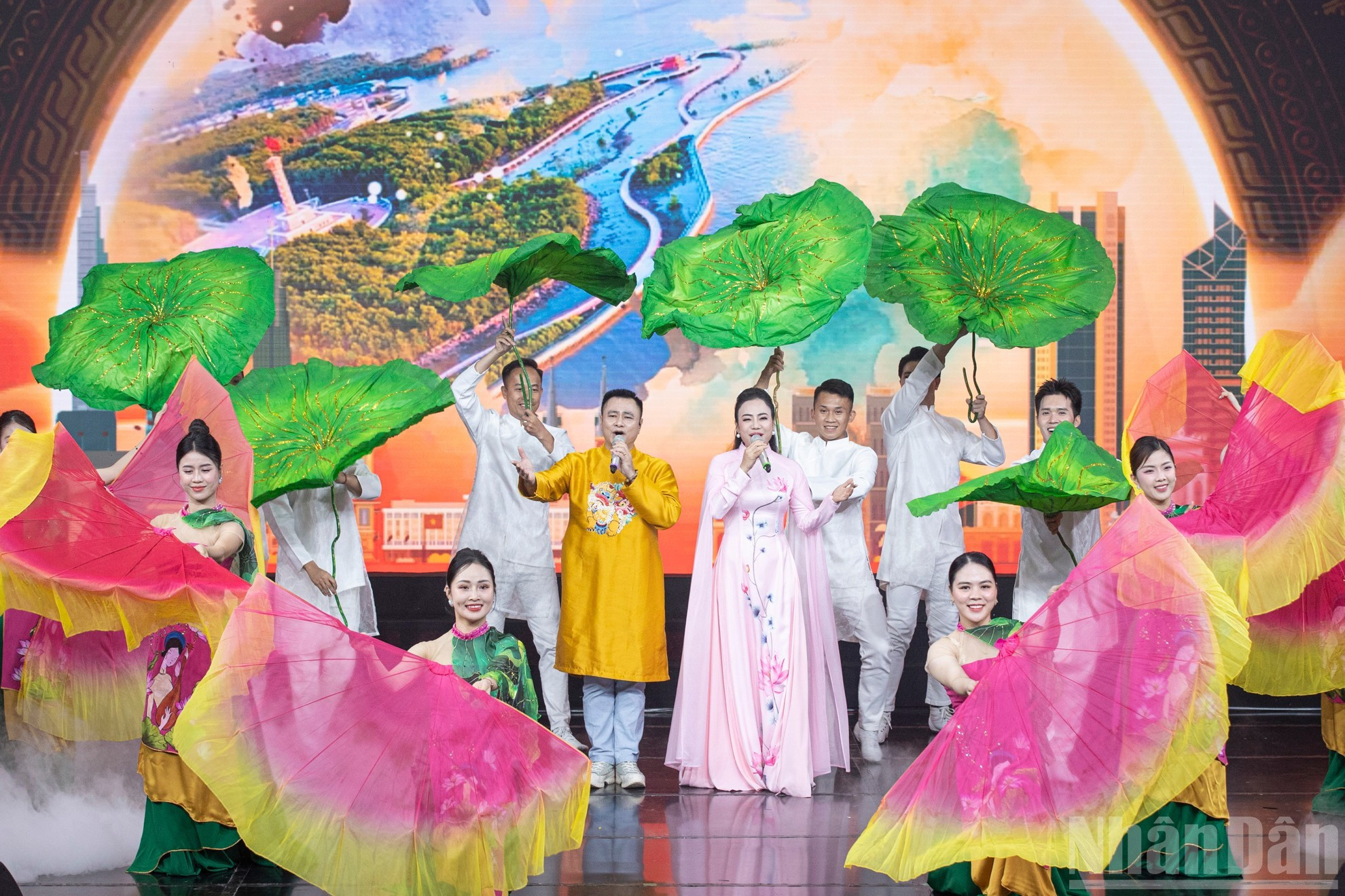 El programa fue presentado por artistas y músicos de la Orquesta Sinfónica del Teatro de Música y Danza del Ejército, la Universidad de Cultura y Artes del Ejército, el Teatro de Cheo (arte teatral popular) del Ejército y los elencos artísticos de las Regiones Militares 1, 2 y 9. El programa fue presentado por artistas y músicos de la Orquesta Sinfónica del Teatro de Música y Danza del Ejército, la Universidad de Cultura y Artes del Ejército, el Teatro de Cheo (arte teatral popular) del Ejército y los elencos artísticos de las Regiones Militares 1, 2 y 9.