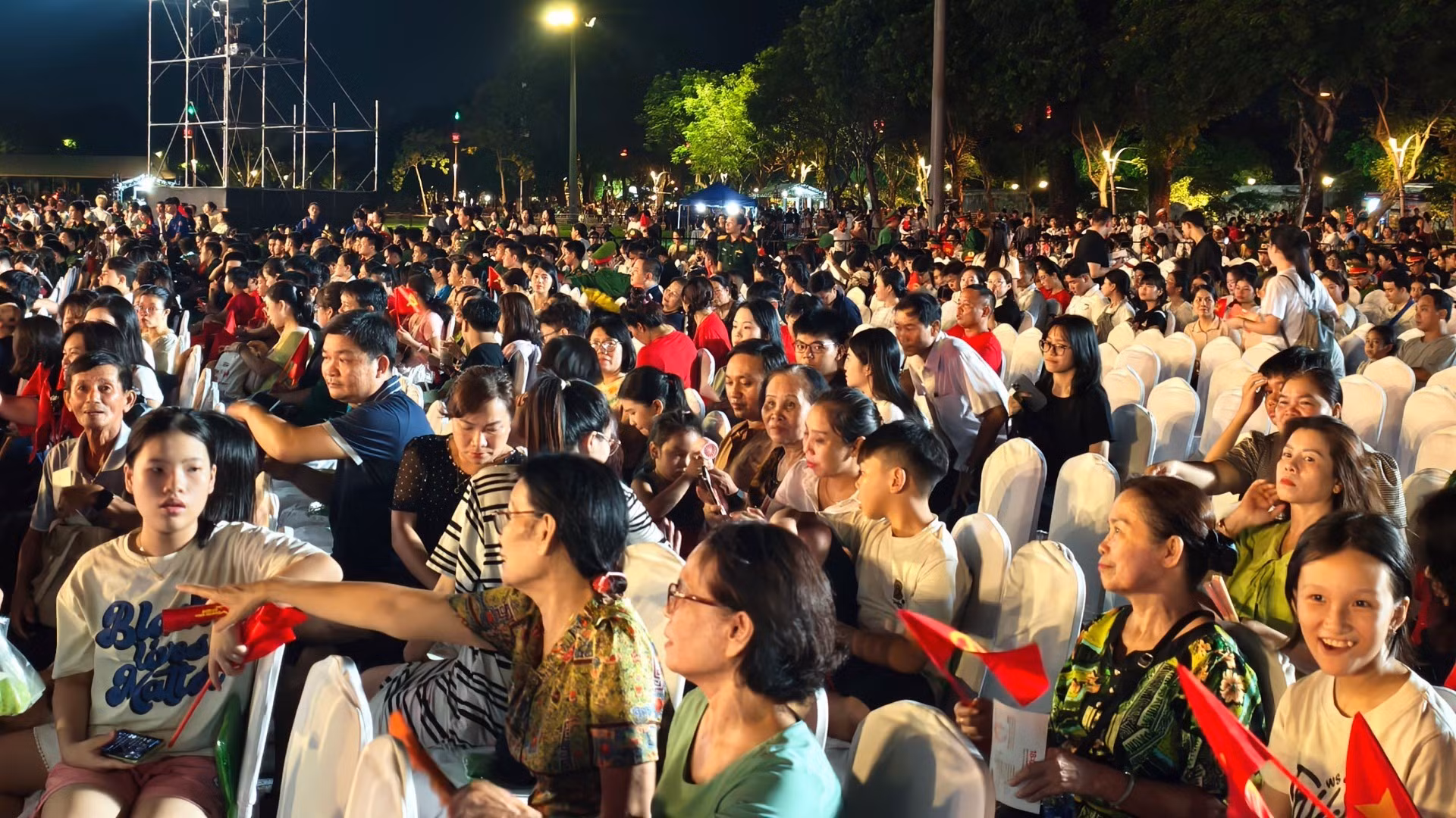 El público tuvo la oportunidad de revivir los días gloriosos de Hue, donde flamearon las banderas rojas con estrella amarilla en el espíritu de la Revolución de Agosto, resonaron las ofensivas de la Primavera de 1968 y se celebró con júbilo la victoria de la Primavera de 1975.