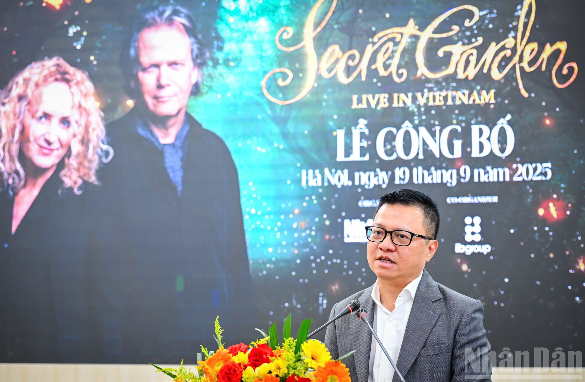 Le Quoc Minh, miembro del Comité Central del Partido, presidente-editor del periódico Nhan Dan, subjefe de la Comisión de Propaganda y Movilización de Masas del Comité Central del Partido, presidente de la Asociación de Periodistas de Vietnam y jefe del comité organizador, anunció que por primera vez Secret Garden presentará al público vietnamita sus emotivas melodías de música de cámara con motivo de su 30º aniversario artístico. Le Quoc Minh, miembro del Comité Central del Partido, presidente-editor del periódico Nhan Dan, subjefe de la Comisión de Propaganda y Movilización de Masas del Comité Central del Partido, presidente de la Asociación de Periodistas de Vietnam y jefe del comité organizador, anunció que por primera vez Secret Garden presentará al público vietnamita sus emotivas melodías de música de cámara con motivo de su 30º aniversario artístico.