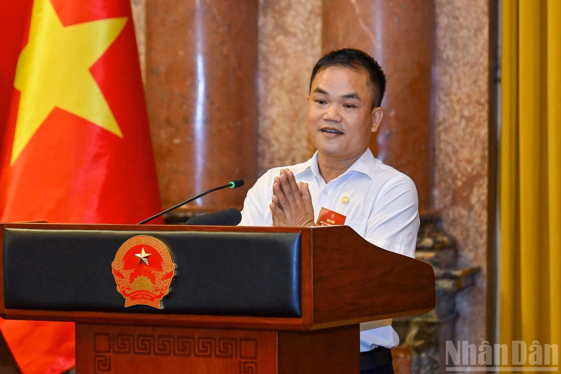 El Artesano Eminente Dao Viet Binh, presidente de la Asociación de Cerámica Kim Lan, interviene en el encuentro.