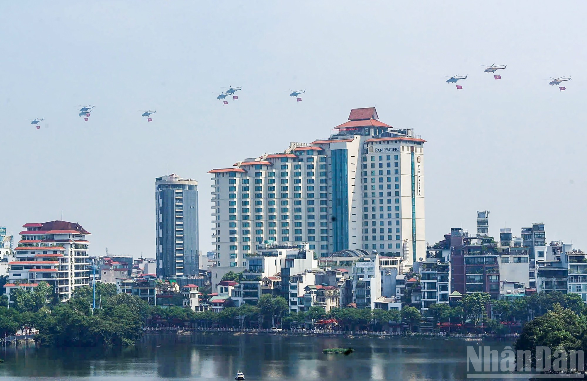 Las escuadrillas de helicópteros sobrevuelan el Lago del Oeste rumbo a la Plaza Ba Dinh a las 8 de la mañana. Las escuadrillas de helicópteros sobrevuelan el Lago del Oeste rumbo a la Plaza Ba Dinh a las 8 de la mañana.