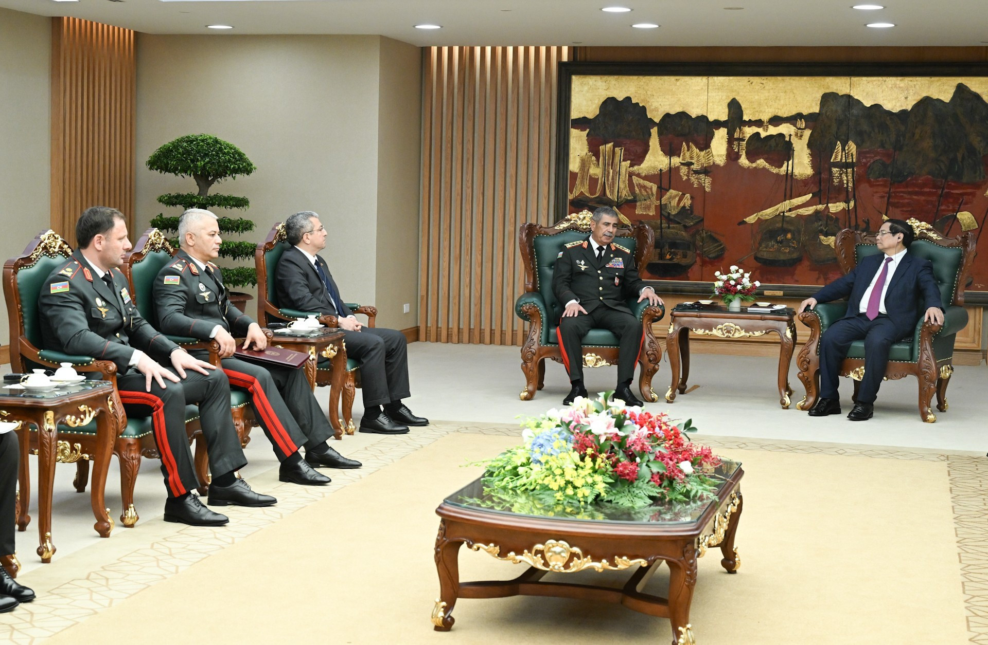 Los miembros de la delegación que acompañan al coronel general Zakir Hasanov, ministro de Defensa de Azerbaiyán, asisten a la reunión. Los miembros de la delegación que acompañan al coronel general Zakir Hasanov, ministro de Defensa de Azerbaiyán, asisten a la reunión.