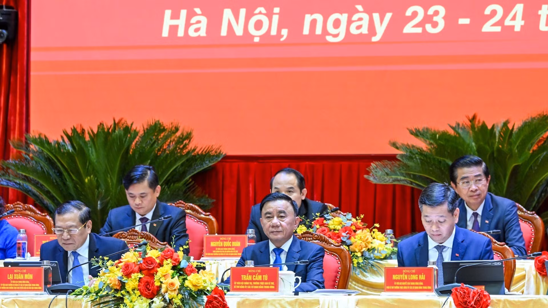 Tran Cam Tu, miembro del Buró Político, permanente del Secretariado y secretario del Comité partidista de los órganos del CC del PCV, junto con los miembros del Presidium, presiden la cita. 