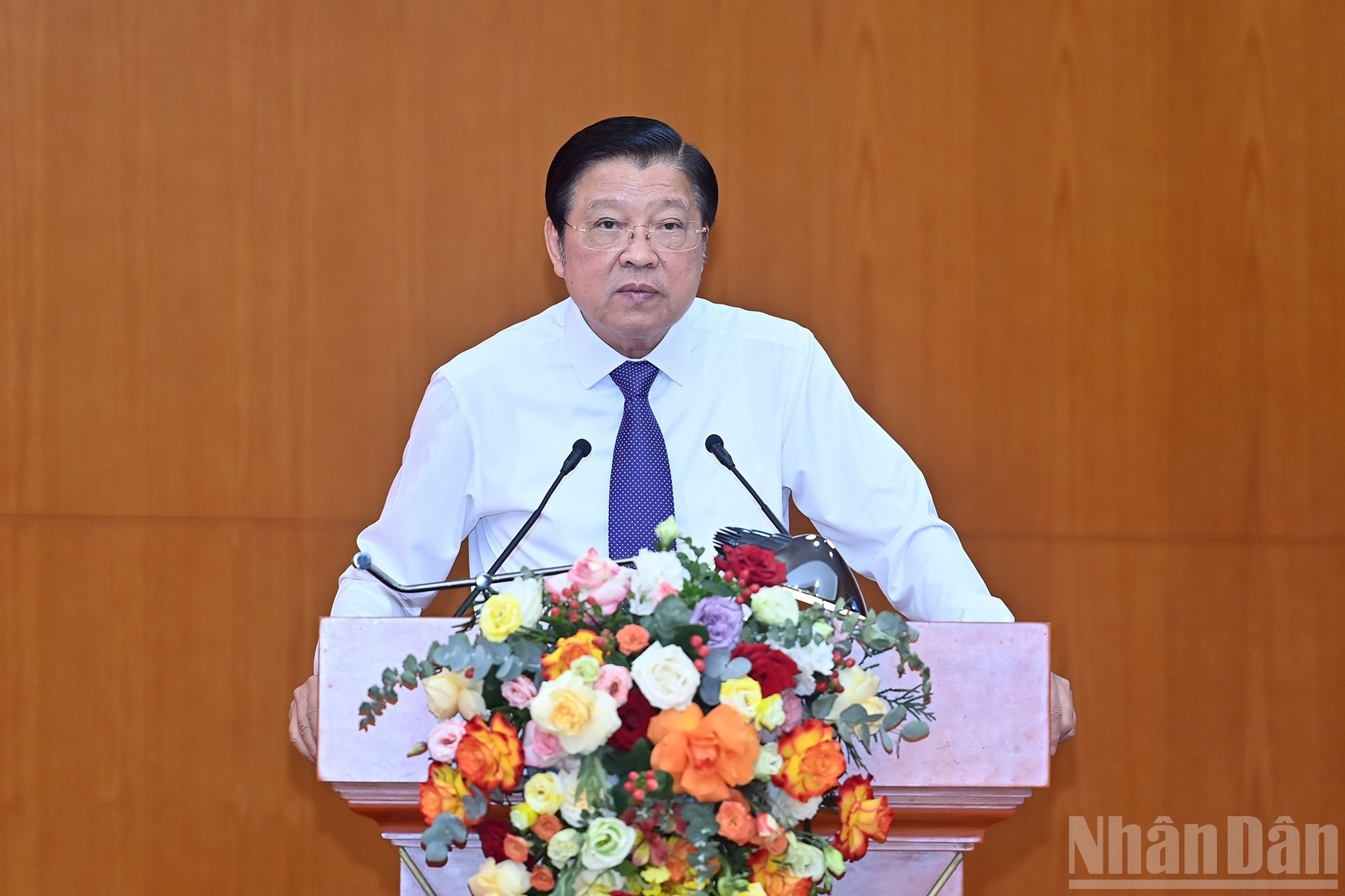 El jefe de la Comisión de Asuntos Internos del CC del PCV, Phan Dinh Trac, pronuncia un discurso orientador.