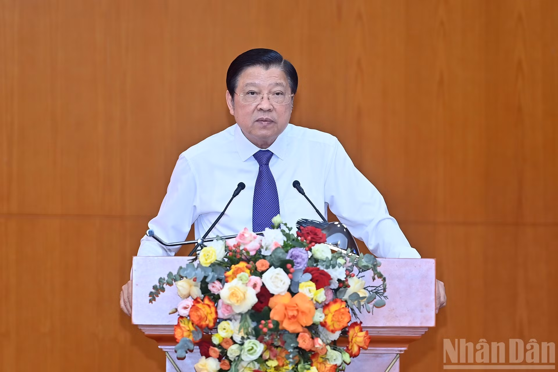 El jefe de la Comisión de Asuntos Internos del CC del PCV, Phan Dinh Trac, pronuncia un discurso orientador.