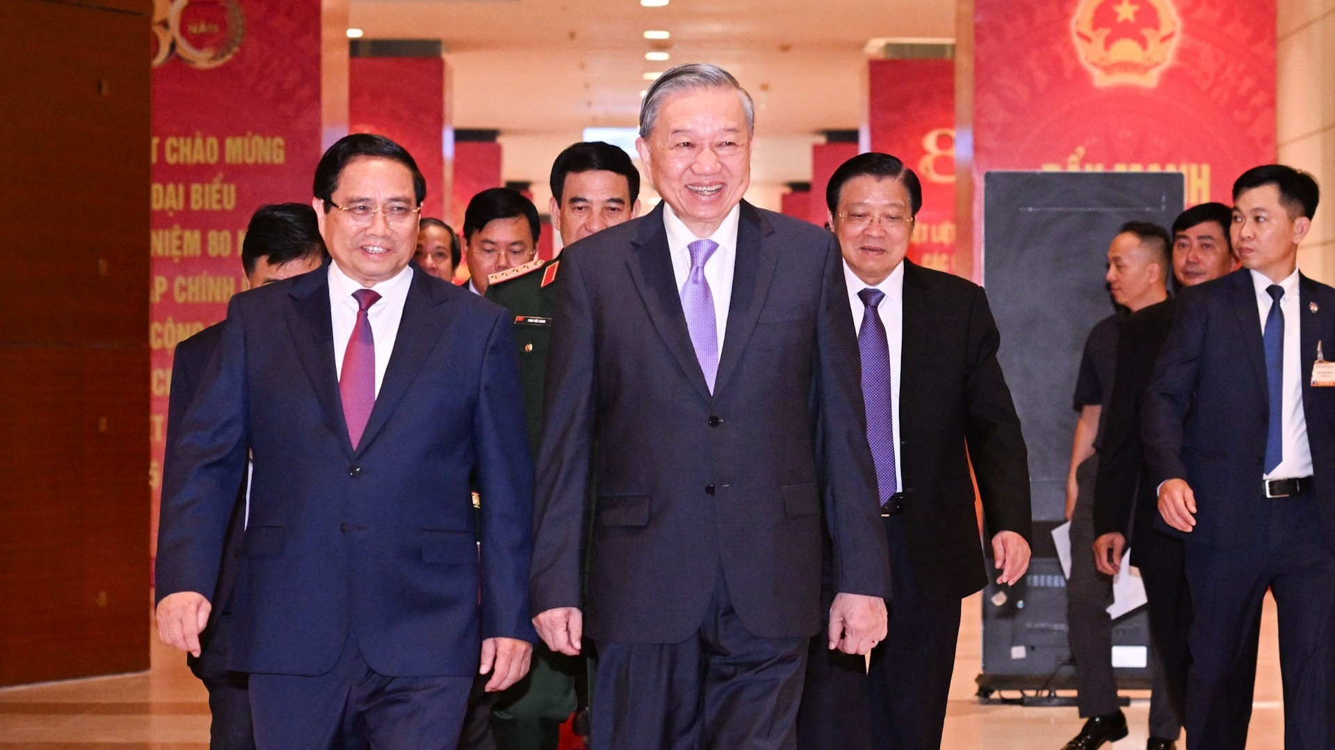 El primer ministro Pham Minh Chinh recibe al secretario general del PCV, To Lam, en la ceremonia por el 80º aniversario de la fundación del Gobierno.