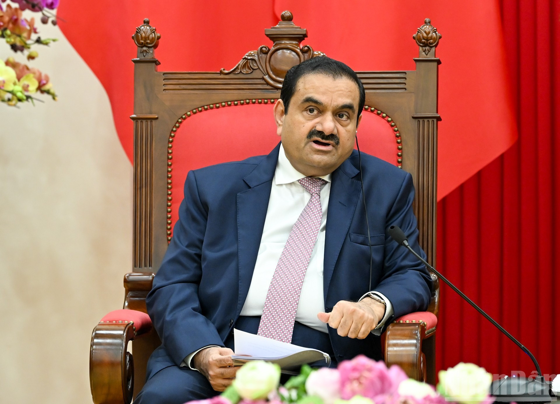 Gautam Adani, presidente del Grupo Adani, habla en la cita. (Foto: VNA)