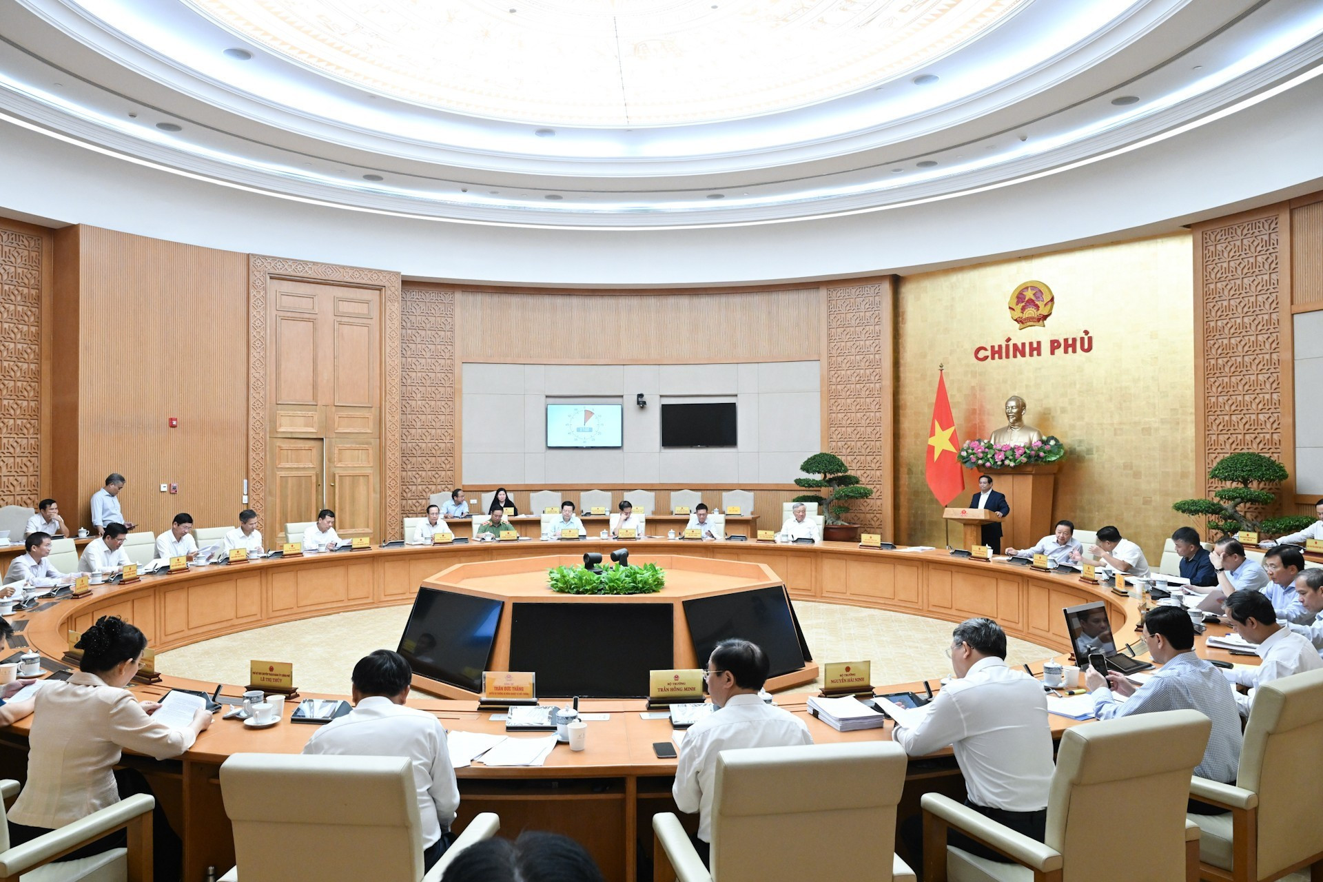 El primer ministro Pham Minh Chinh preside la reunión.