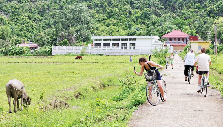 El paisaje sereno atrae a numerosos visitantes extranjeros.