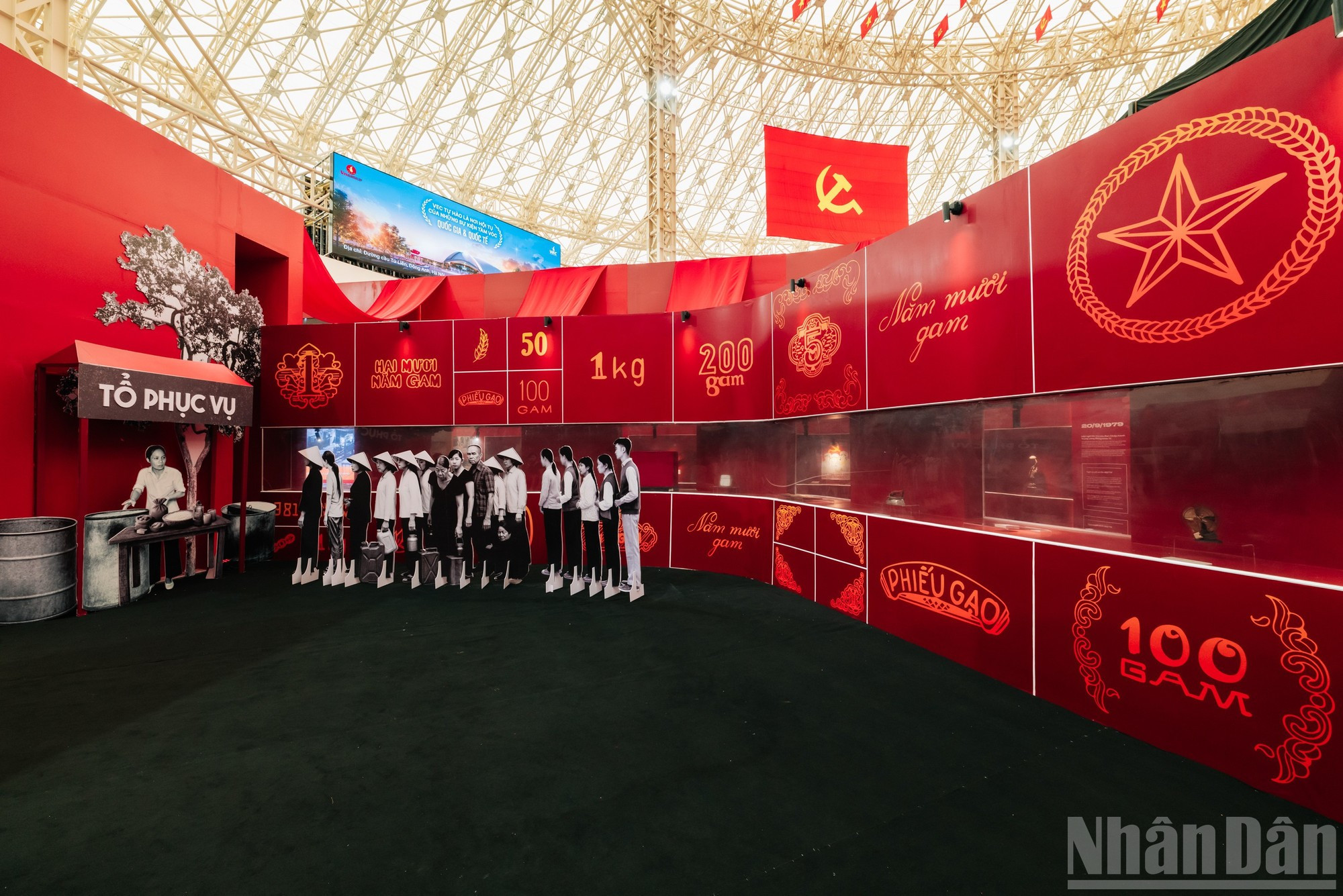 Tras recuperar la independencia, Vietnam se enfrentó a tres “enemigos” mayores: el hambre, el analfabetismo y la invasión extranjera. Las tropas del Kuomintang de China entraron por el norte, mientras los colonialistas franceses, con apoyo del Reino Unido, comenzaron a reinvadir el sur en la noche del 22 de septiembre y la madrugada del 23, por Saigón. En ese contexto, Ho Chi Minh planteó seis tareas urgentes: combatir el hambre, erradicar el analfabetismo, celebrar elecciones generales, eliminar costumbres retrógradas, abolir impuestos irracionales y proclamar la libertad de creencias.