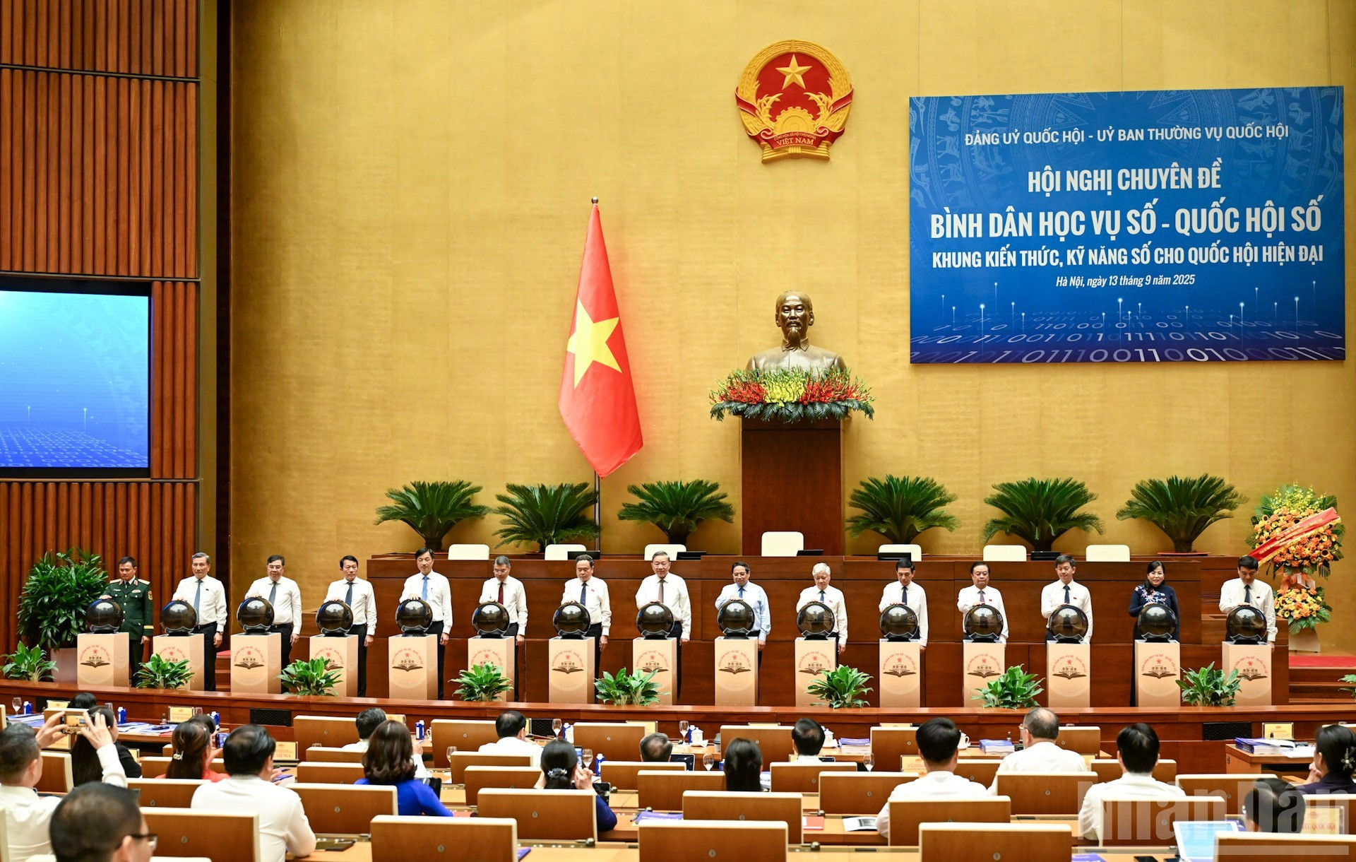 El secretario general del PCV To Lam; el primer ministro Pham Minh Chinh; el presidente de la ANV, Tran Thanh Man, y otros dirigentes presiden la ceremonia de lanzamiento de la plataforma “Alfabetización digital - Asamblea Nacional digital”. El secretario general del PCV To Lam; el primer ministro Pham Minh Chinh; el presidente de la ANV, Tran Thanh Man, y otros dirigentes presiden la ceremonia de lanzamiento de la plataforma “Alfabetización digital - Asamblea Nacional digital”.