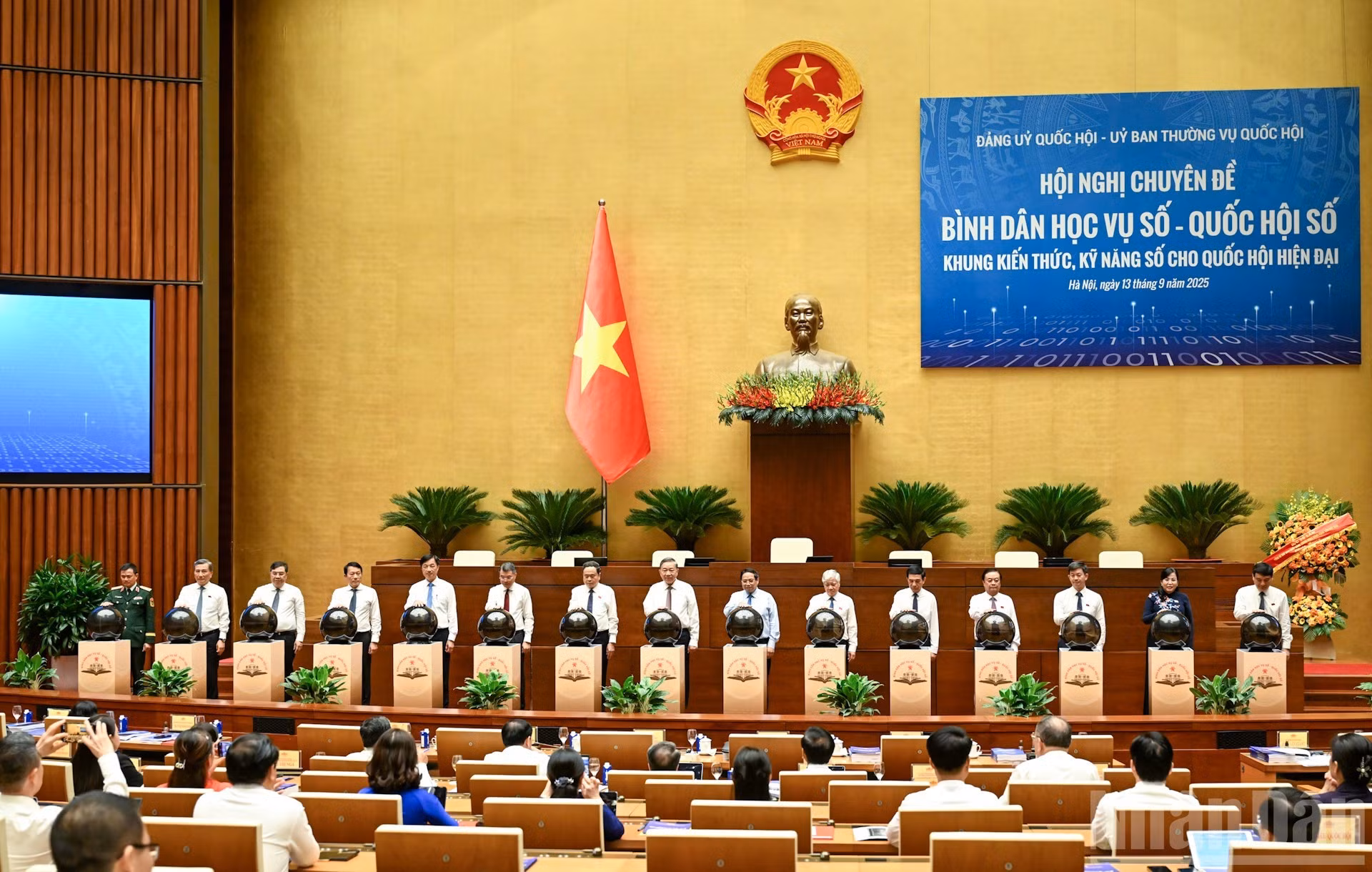 El secretario general del PCV To Lam; el primer ministro Pham Minh Chinh; el presidente de la ANV, Tran Thanh Man, y otros dirigentes presiden la ceremonia de lanzamiento de la plataforma “Alfabetización digital - Asamblea Nacional digital”.