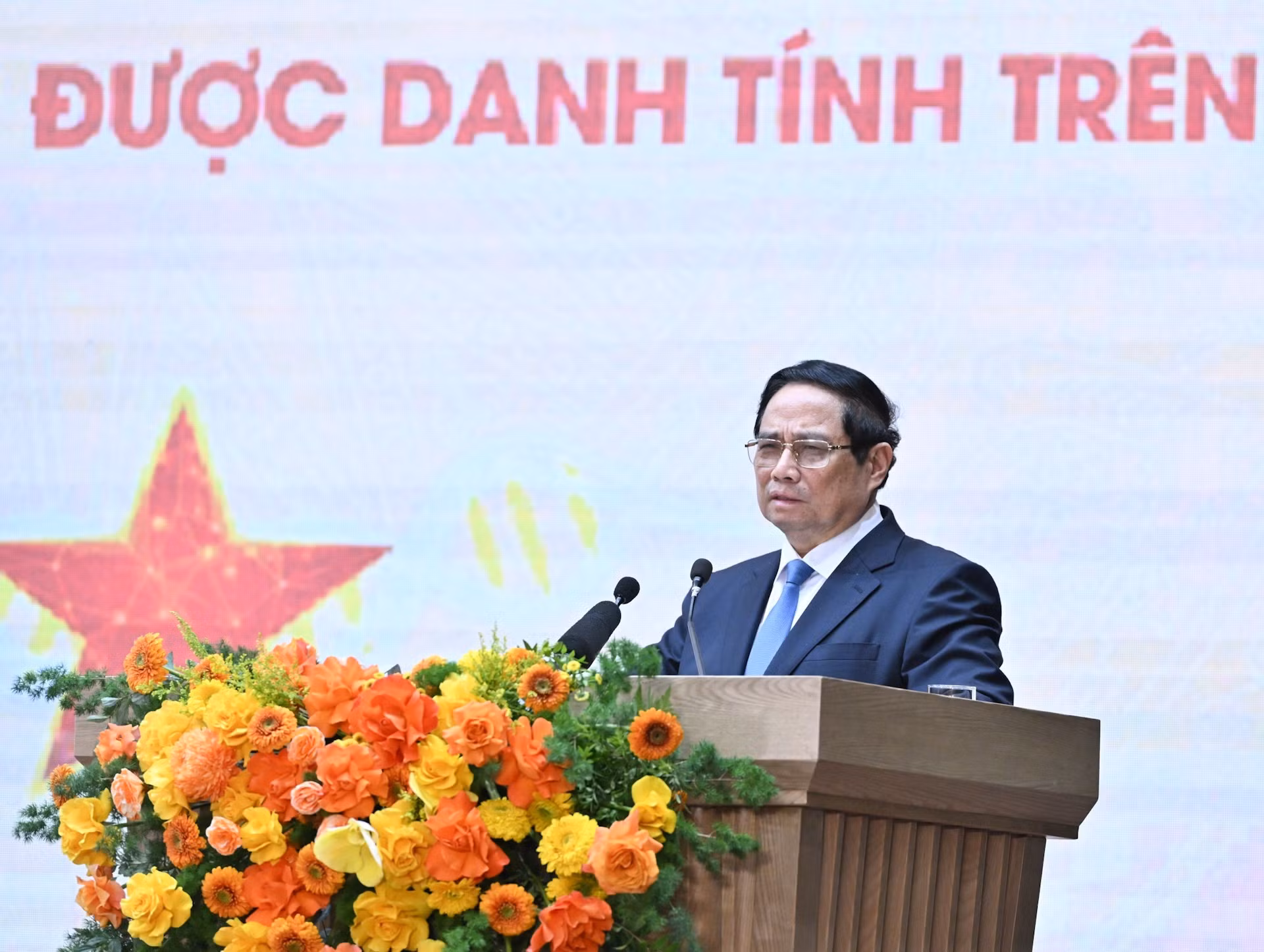 El primer ministro Pham Minh Chinh interviene en la conferencia.