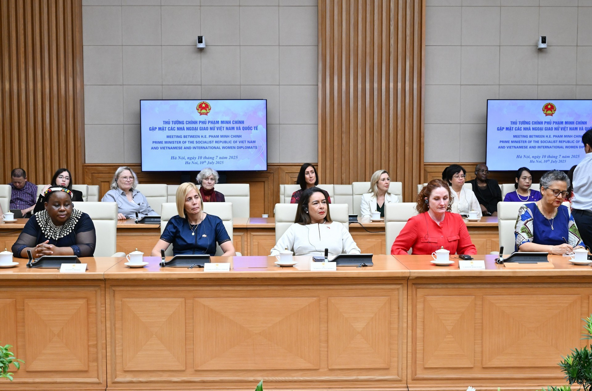 Diplomáticas vietnamitas y extranjeras en el encuentro. Diplomáticas vietnamitas y extranjeras en el encuentro.