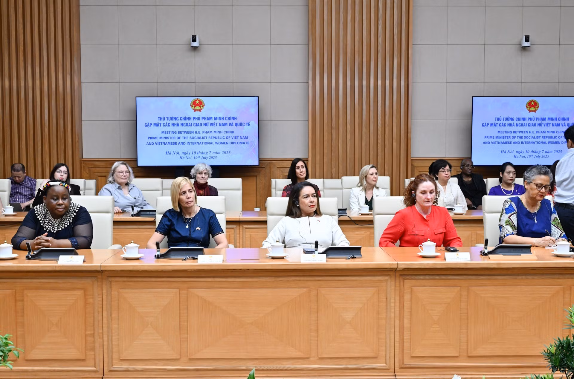 Diplomáticas vietnamitas y extranjeras en el encuentro.